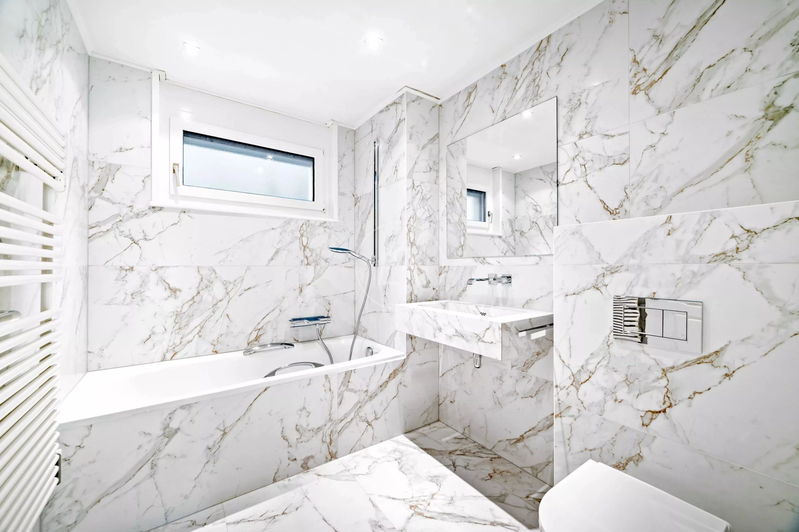 Modernes Badezimmer mit Marmoroptik