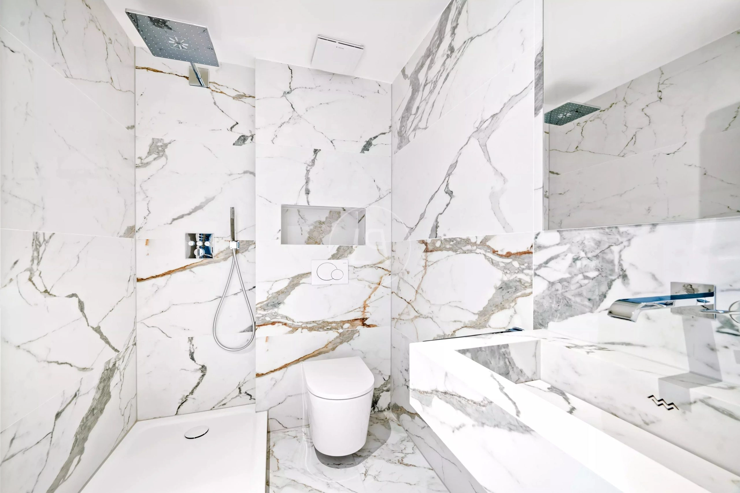 Luxuriöses, modernes Badezimmer mit Marmoroptik