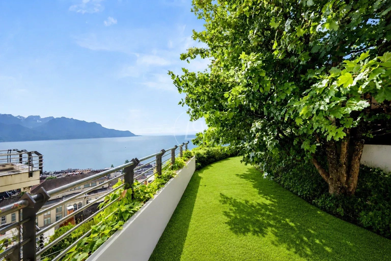 Garten mit Seeblick und Terrasse