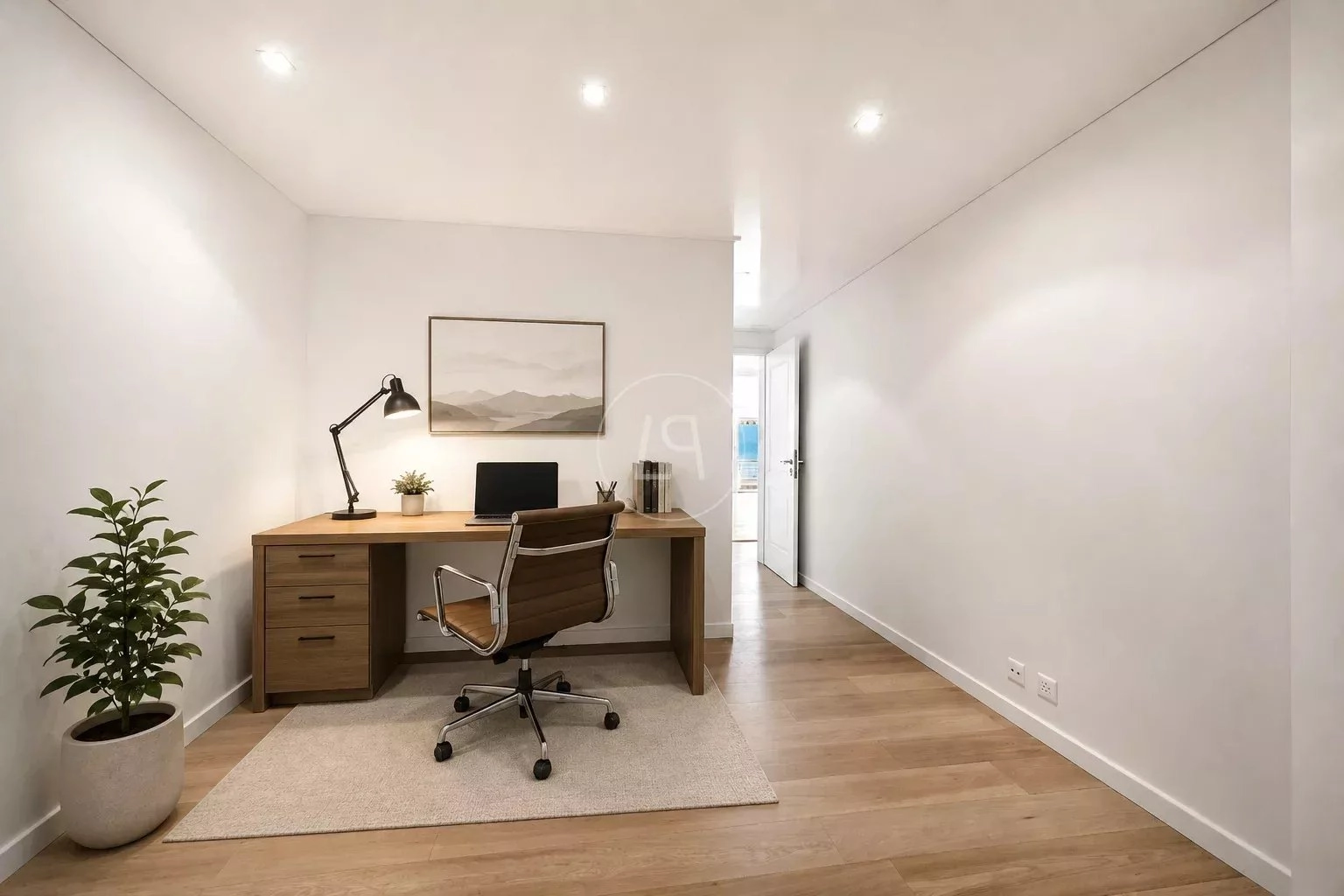 Helles Arbeitszimmer mit minimalistischem Schreibtisch