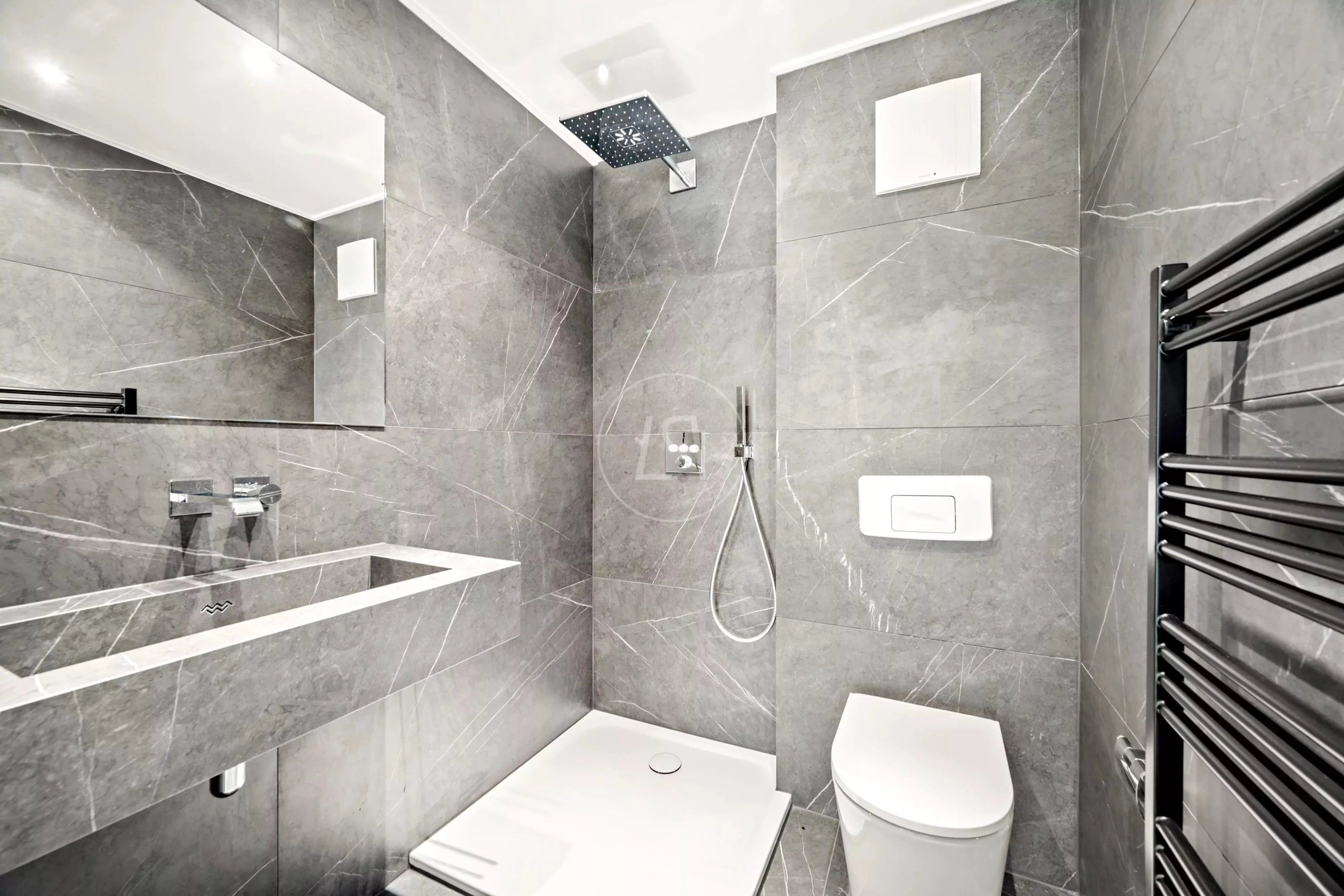 Modernes Badezimmer mit Dusche und WC