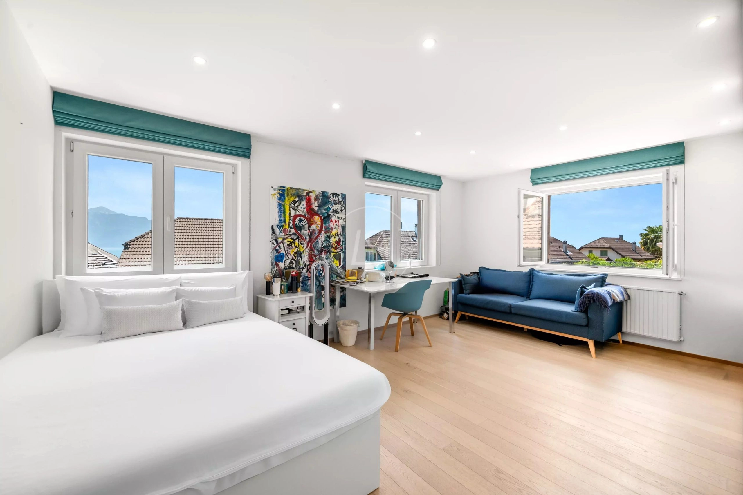 Helles Schlafzimmer mit Ausblick