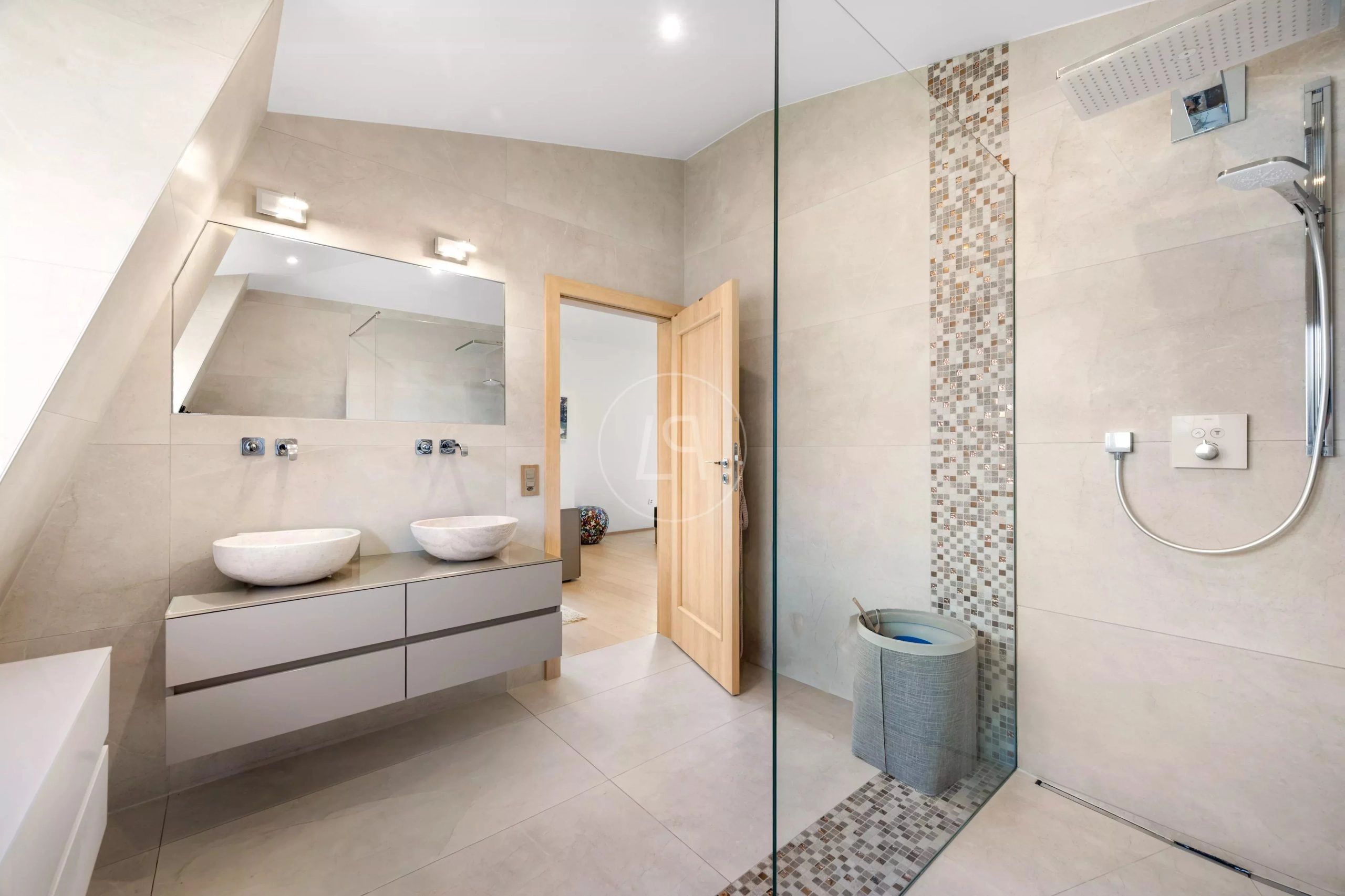 Modernes Badezimmer mit begehbarer Dusche
