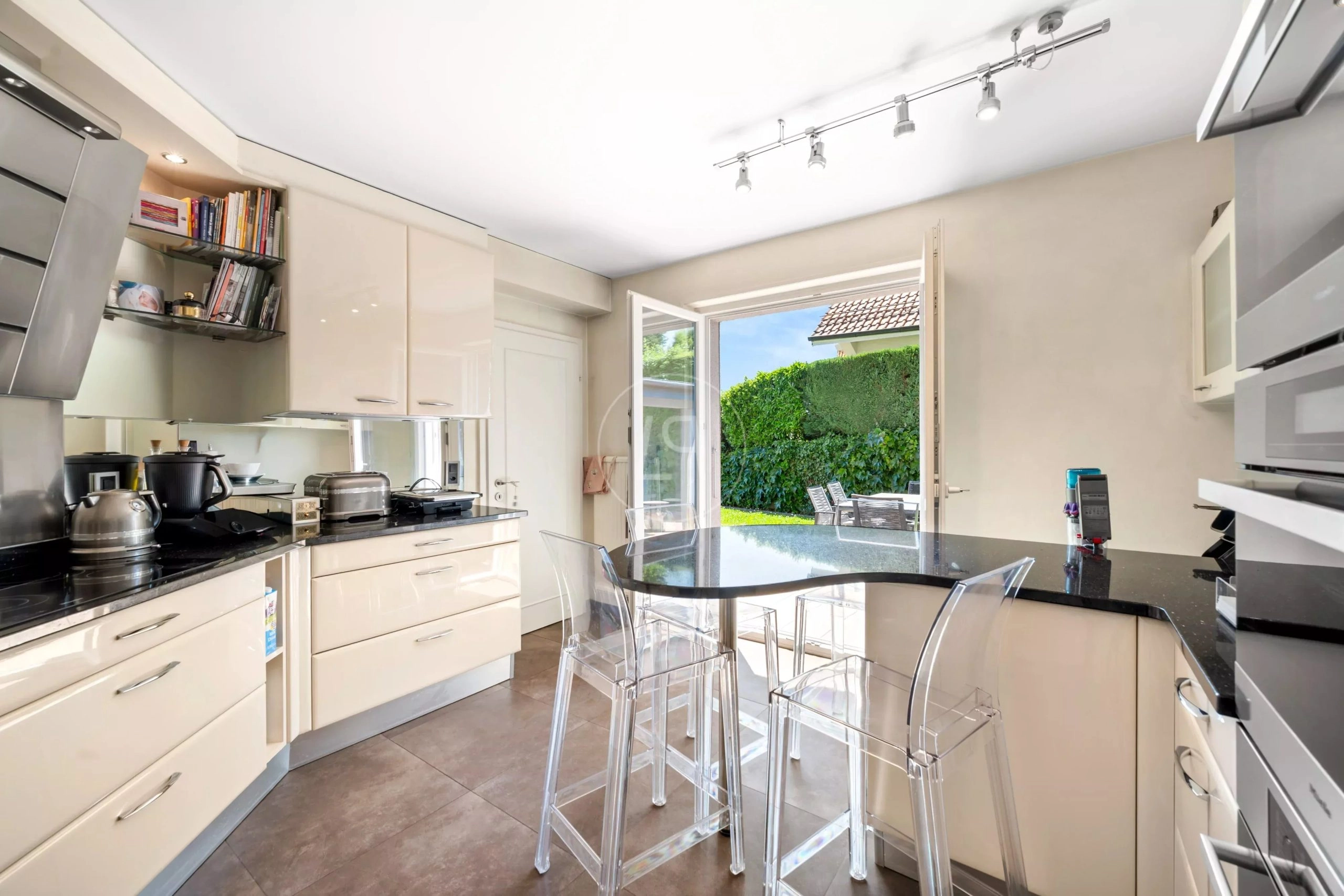 Moderne Küche mit Blick in den Garten