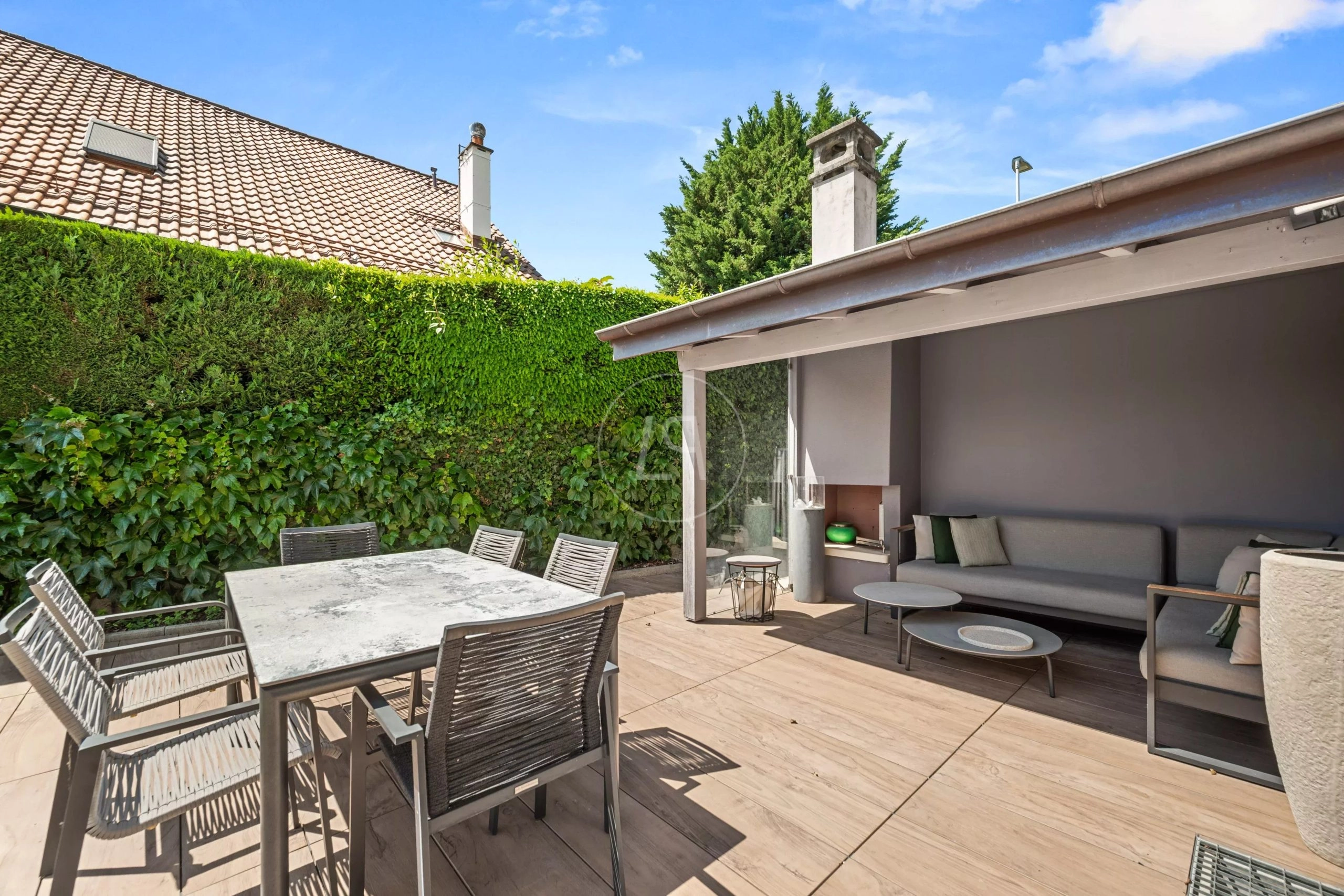 Gepflegte Terrasse mit Lounge- und Essbereich