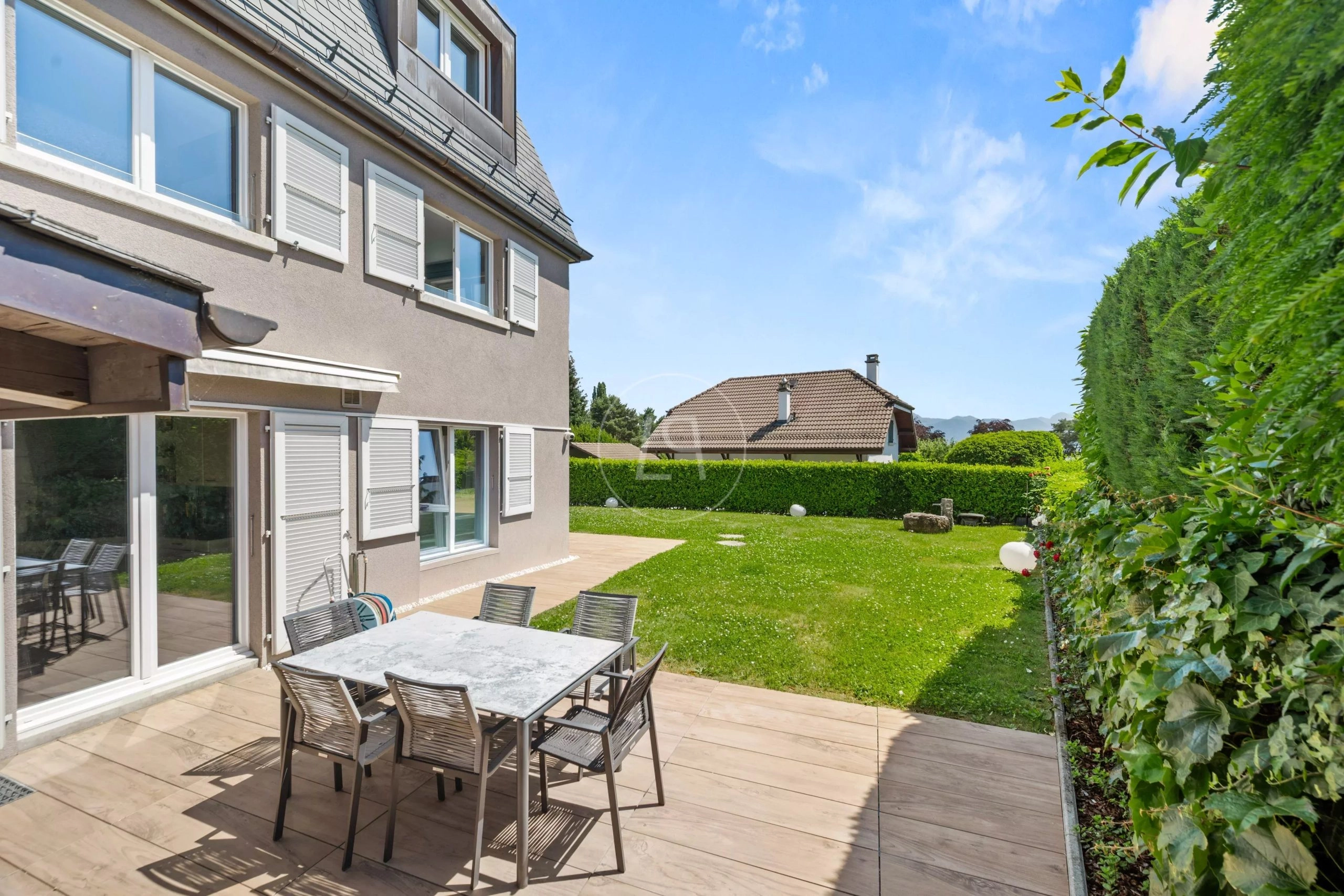 Garten mit Terrasse am Haus