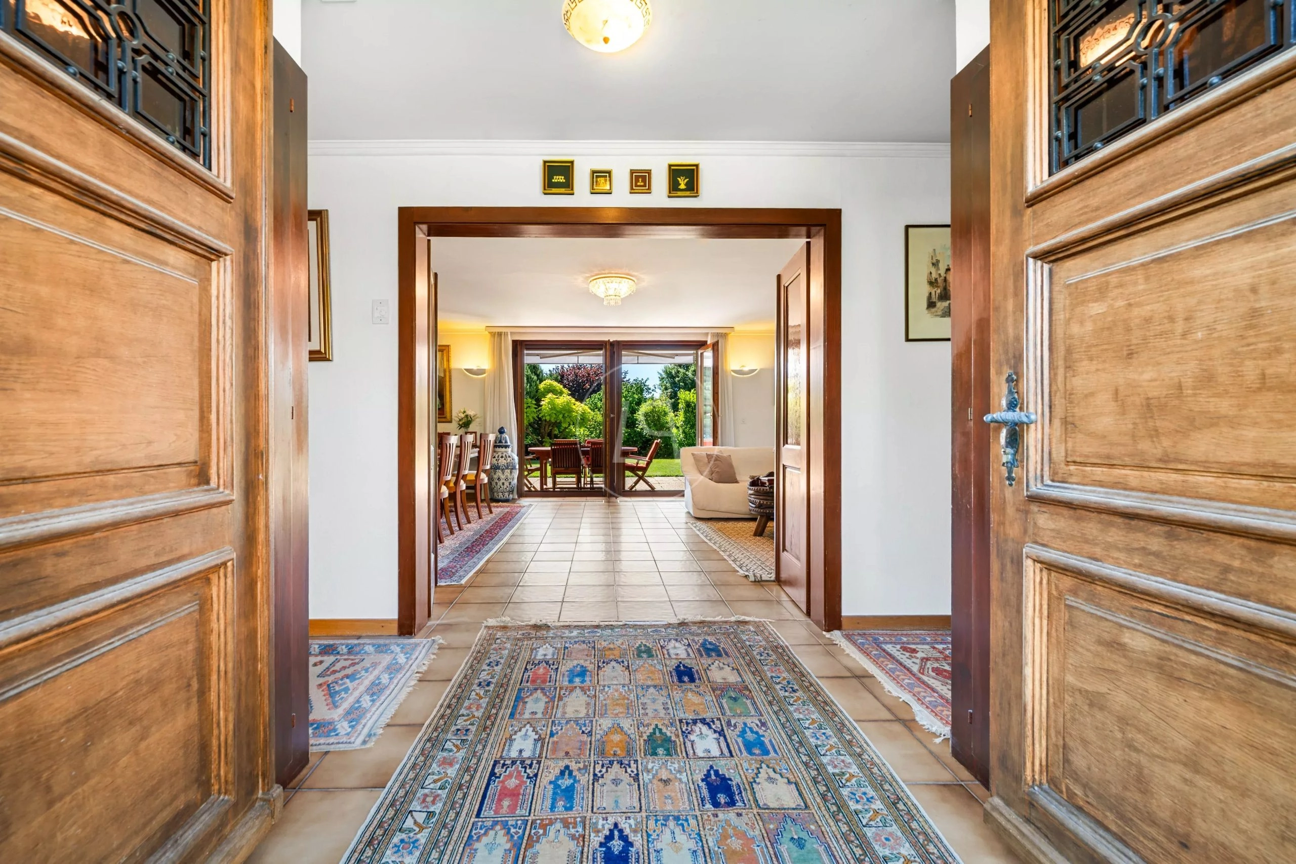 Eingangsbereich mit Blick in den Wohnraum und in den Garten
