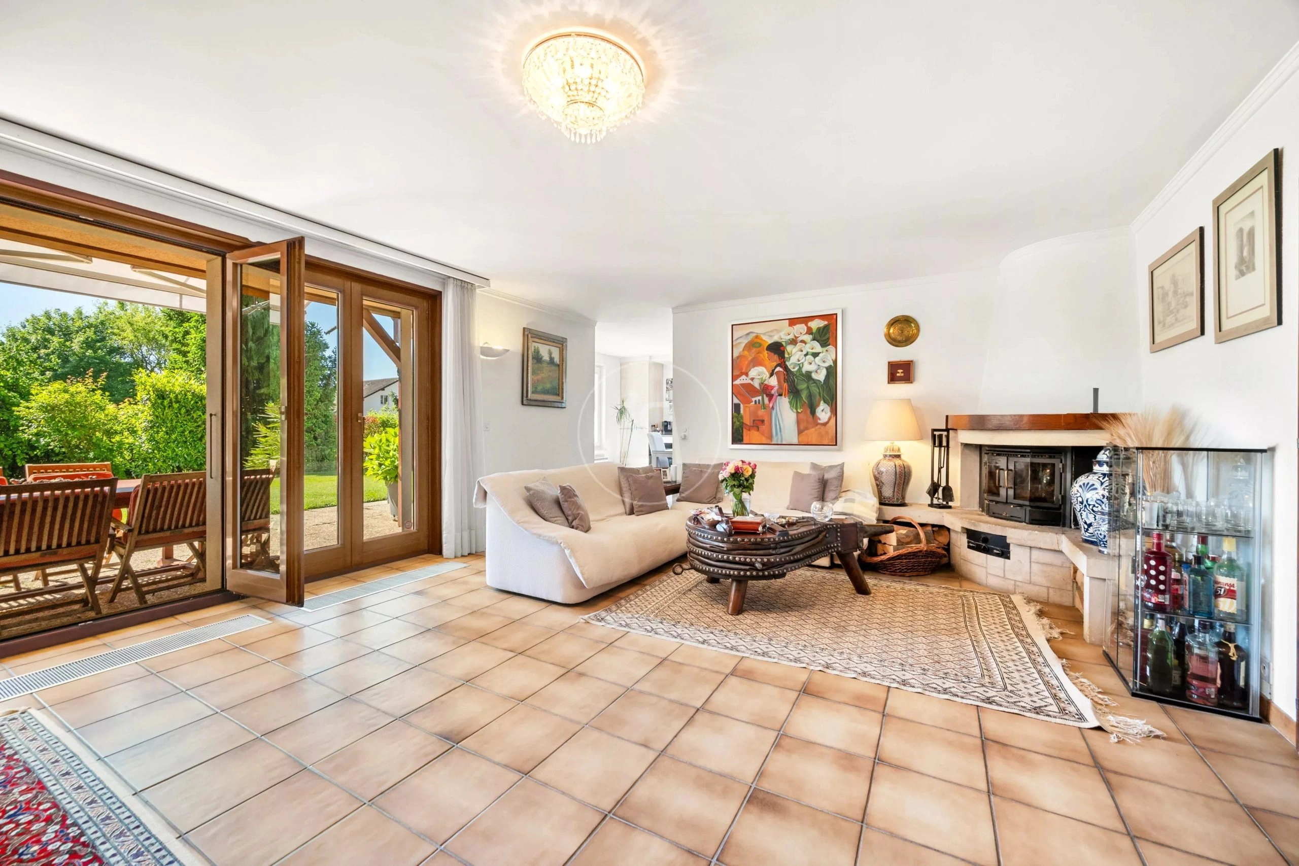 Wohnzimmer mit Terrasse und Kamin