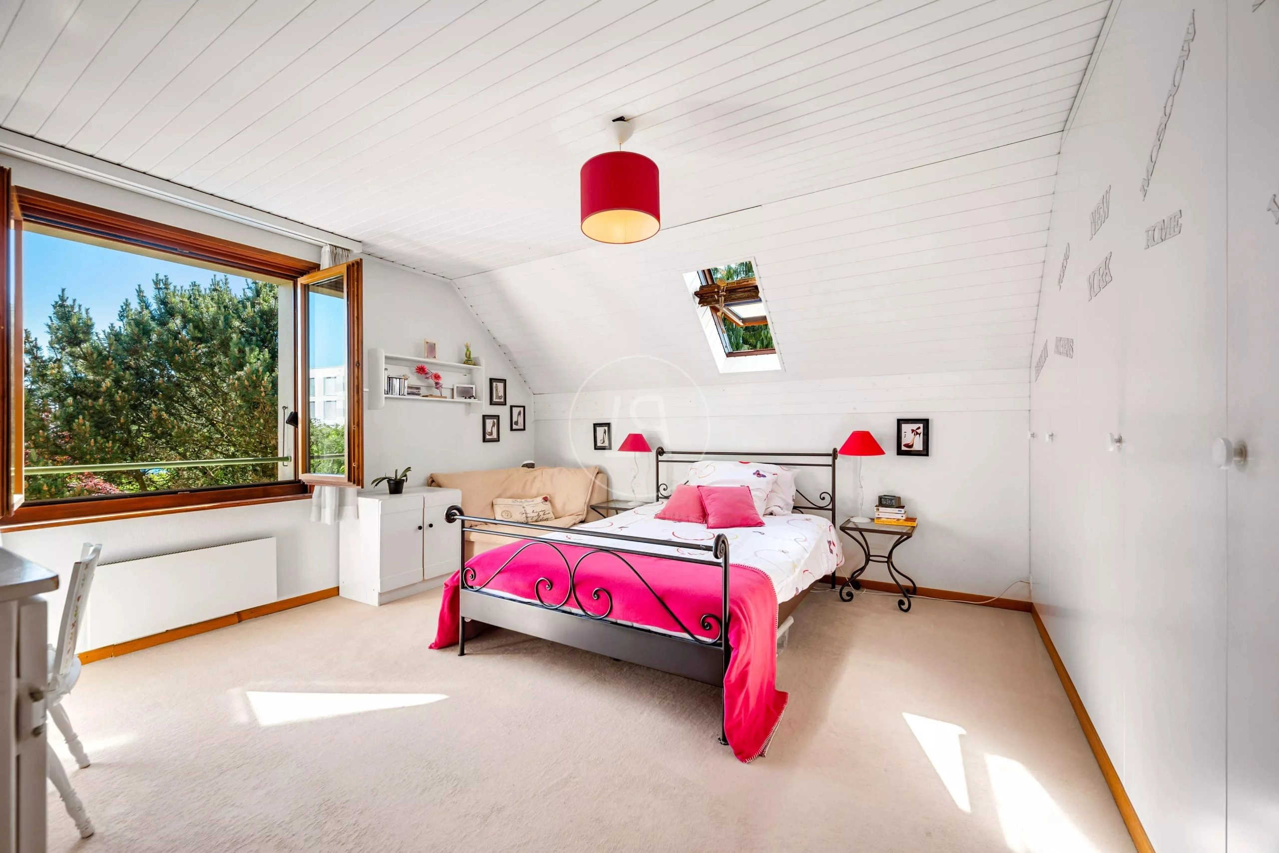 Helles Schlafzimmer mit Dachschräge