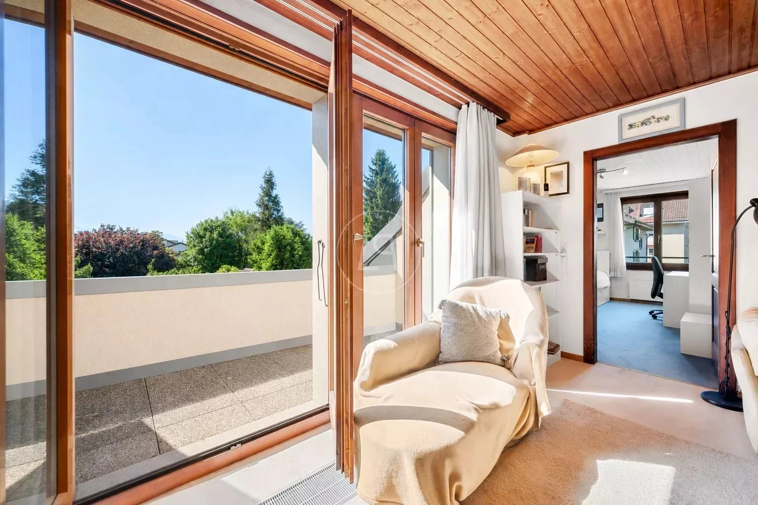 Heller Wohnraum mit Balkon und Arbeitsbereich