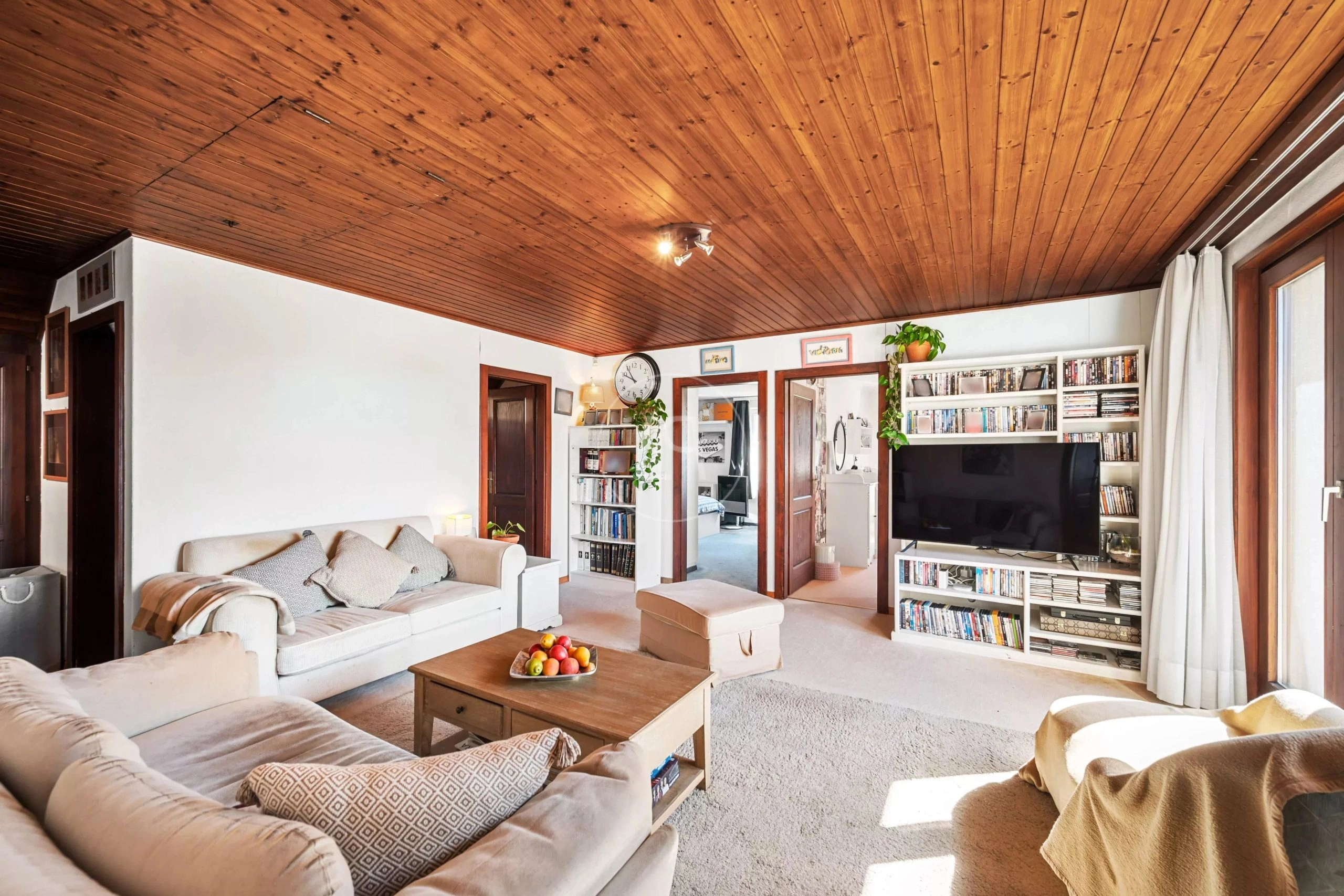 Gemütliches Wohnzimmer mit Holzdecke