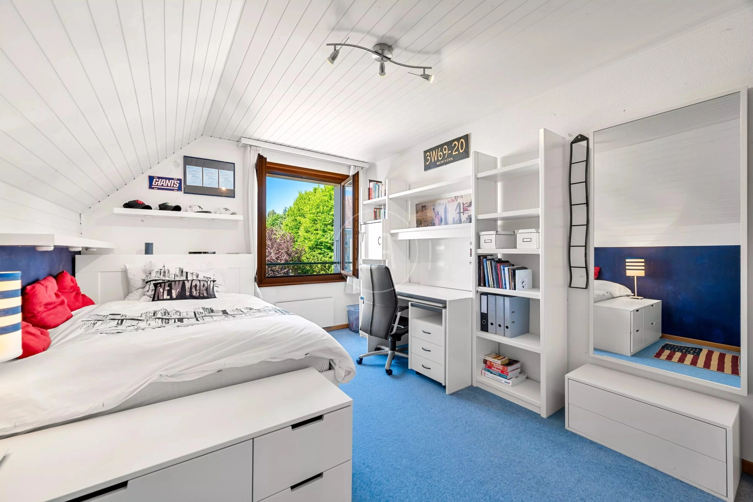 Helles Schlafzimmer mit Arbeitsbereich