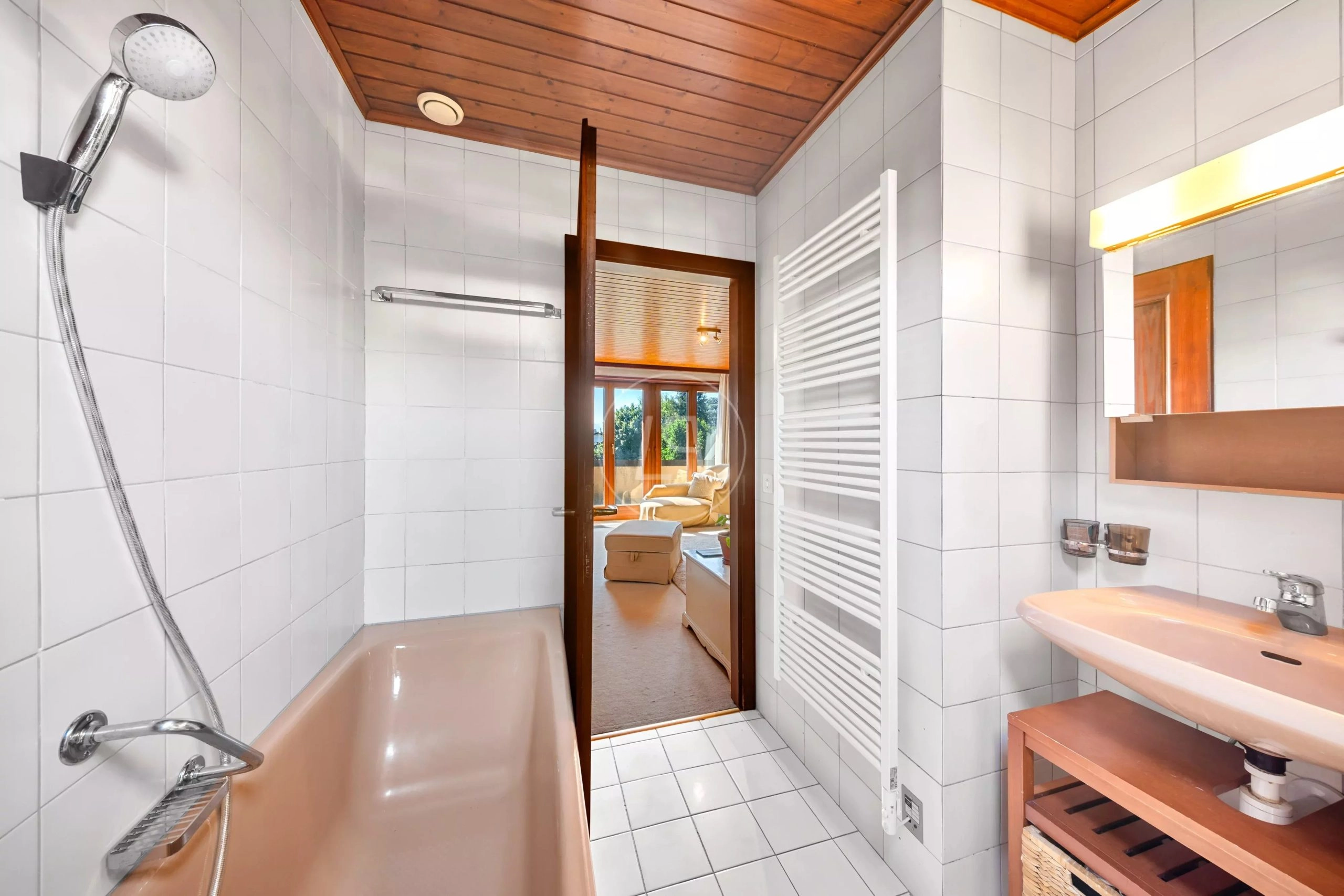 Badezimmer mit Wanne und Dusche