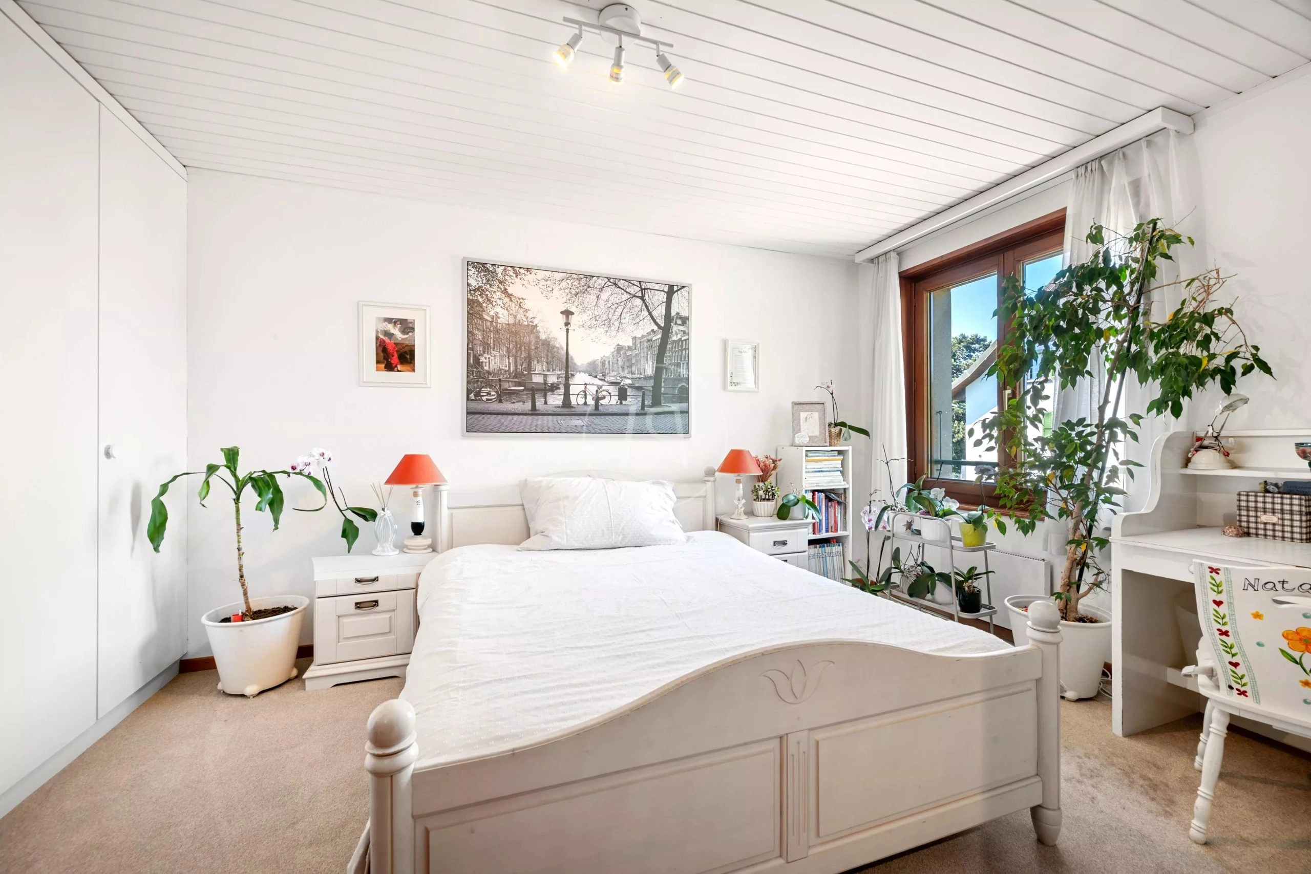 Helles Schlafzimmer mit weißer Einrichtung