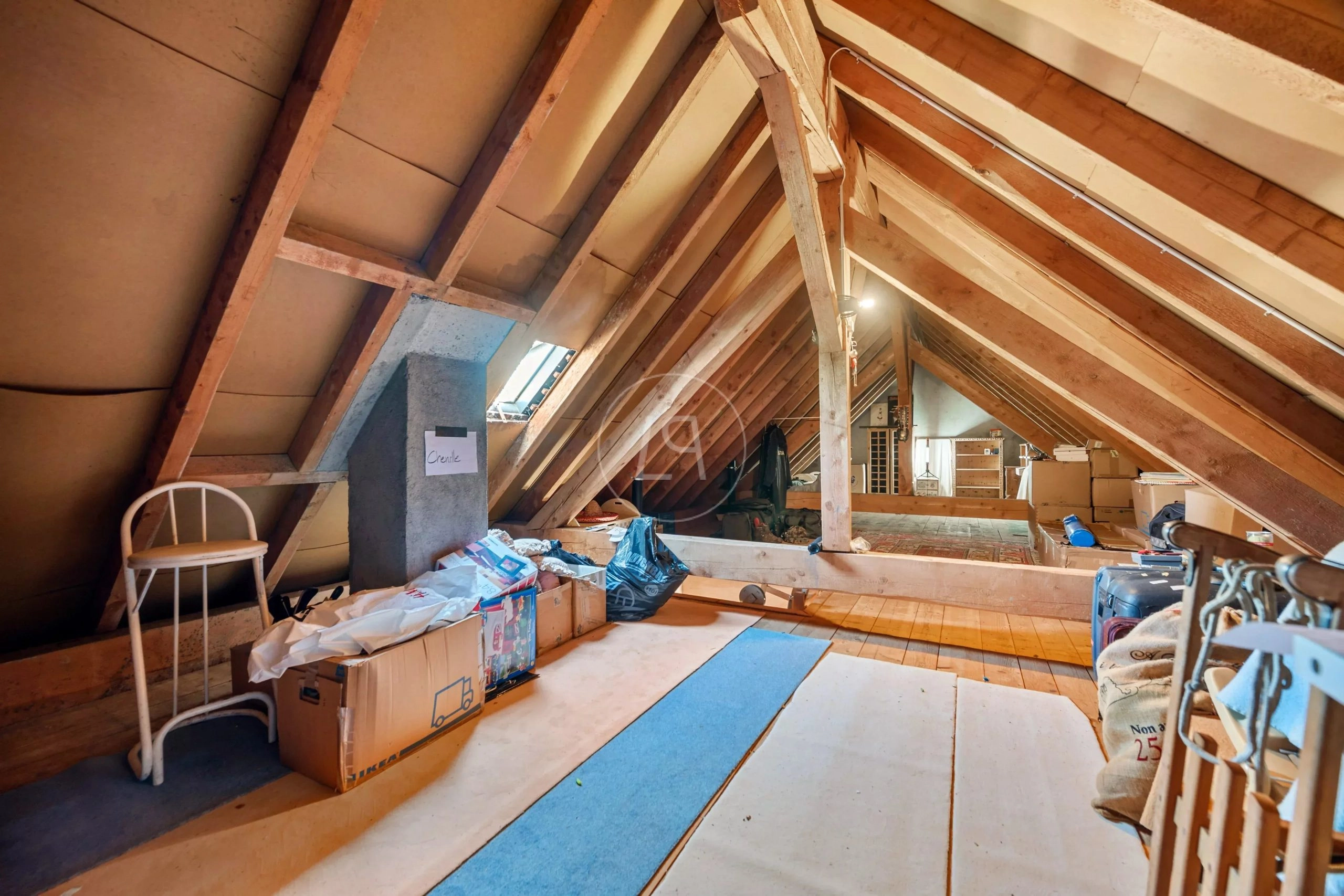 Ausgebauter Dachboden mit sichtbarer Holzkonstruktion