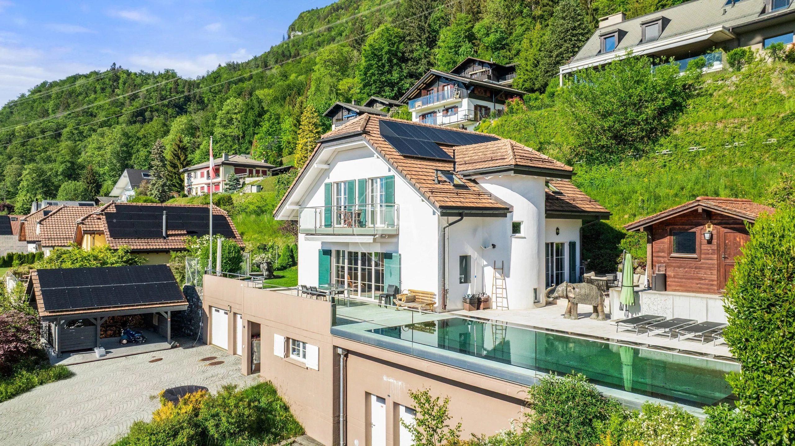 Luxuriöses Berghaus mit Poolterrasse