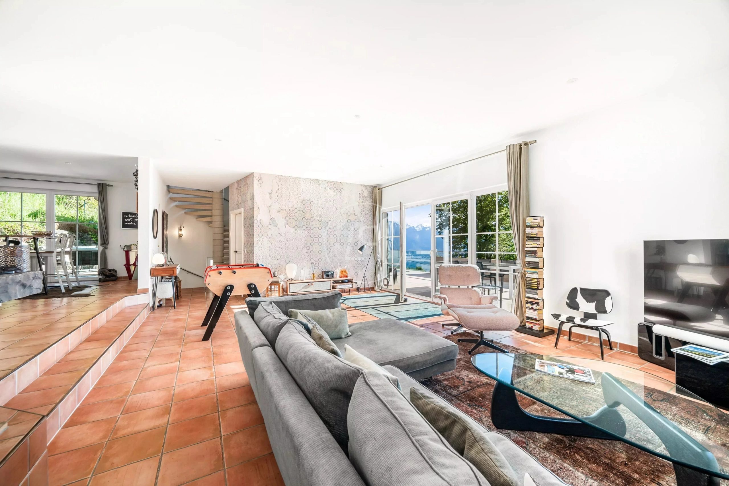 Helles Wohnzimmer mit Terrasse und Bergblick