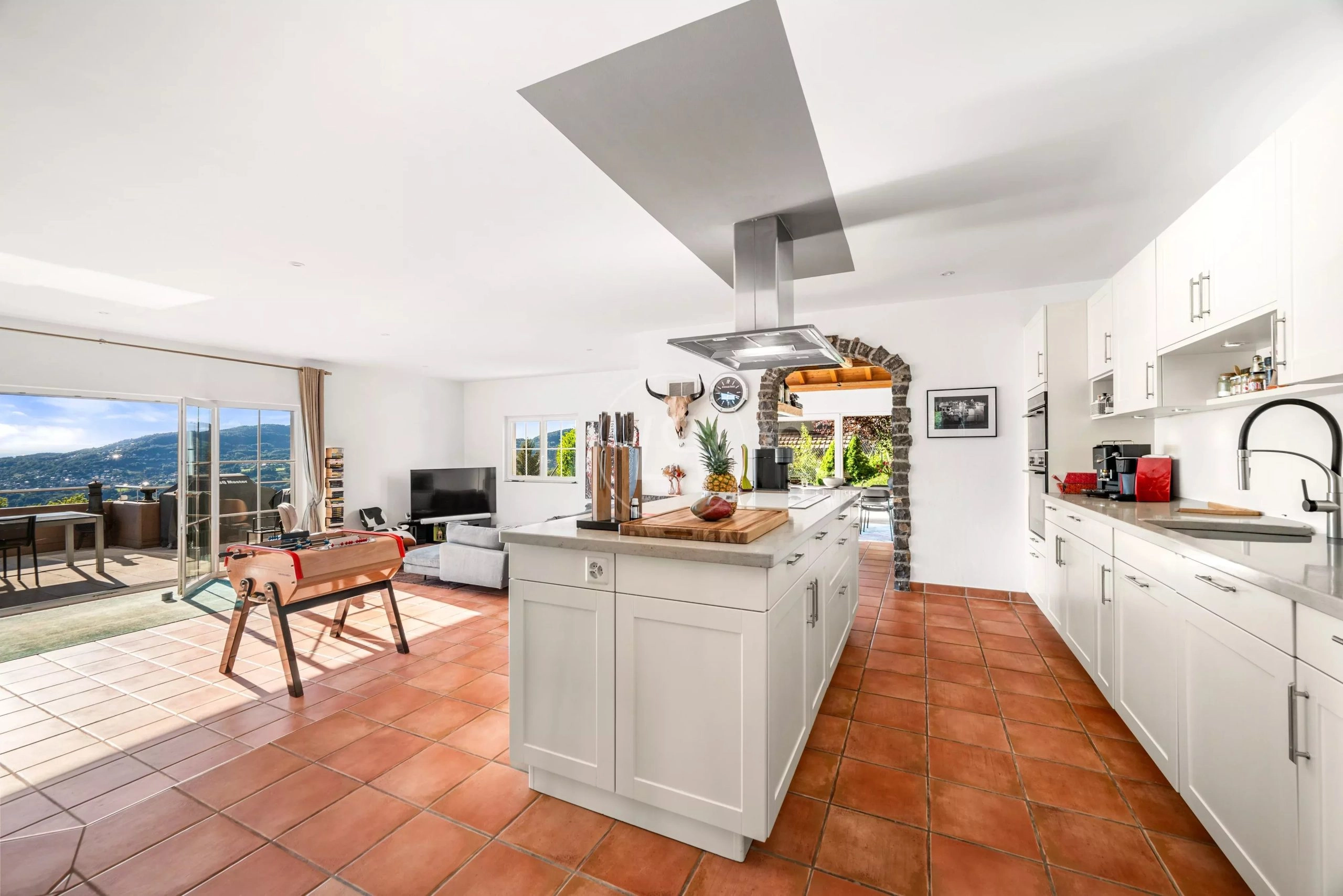 Offene Wohnküche mit Terrasse und Bergblick
