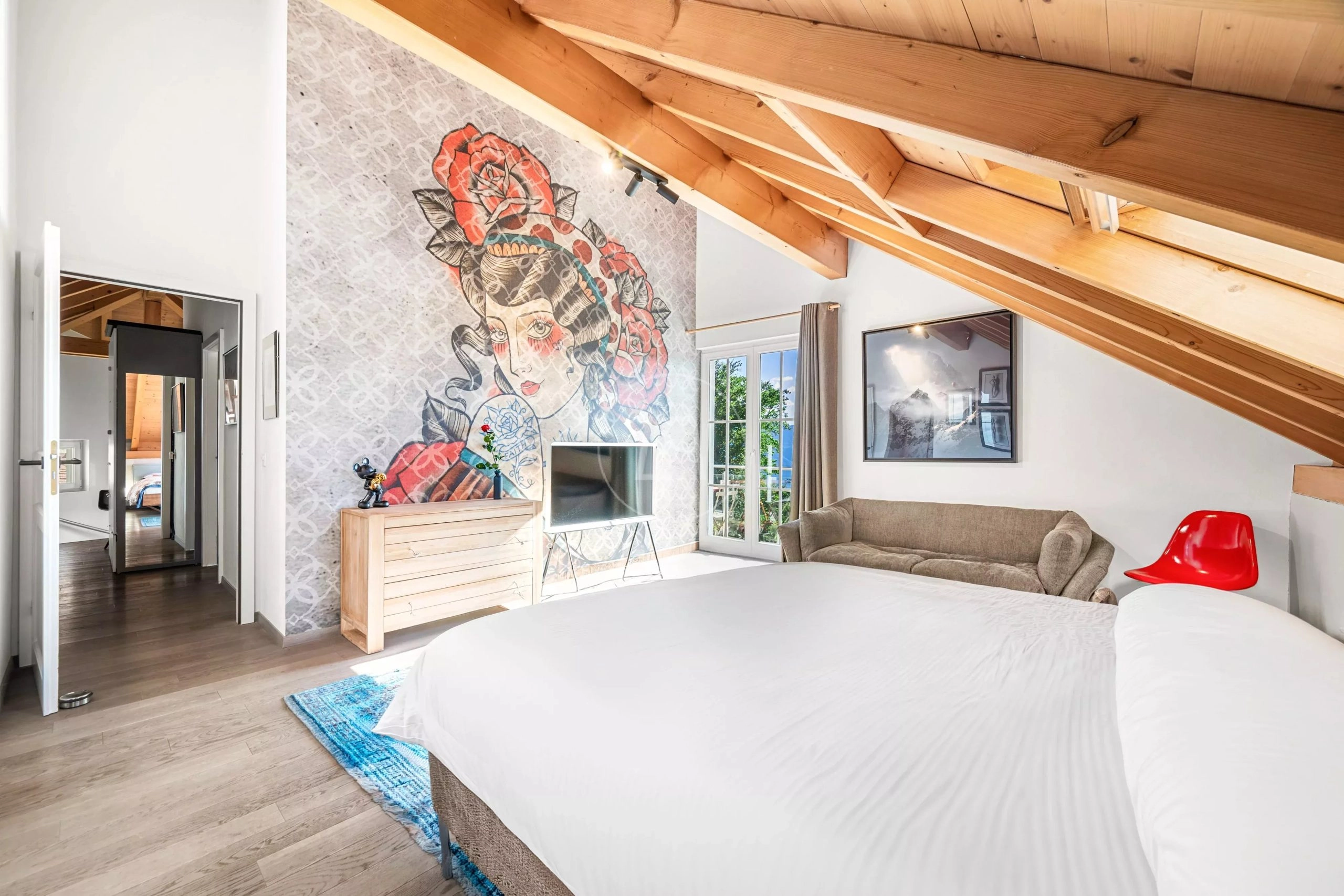 Dachgeschoss-Schlafzimmer mit Holzbalken