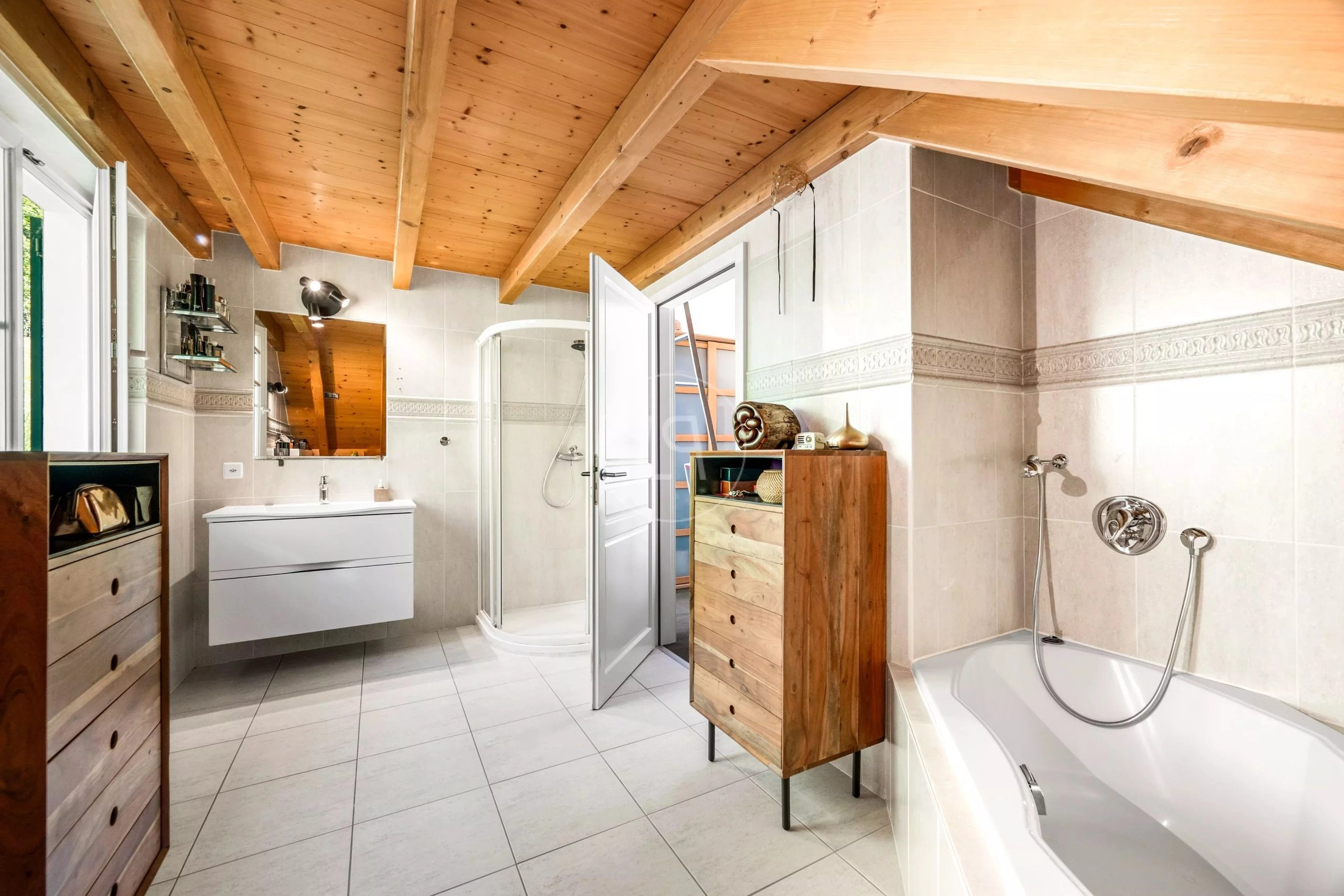 Helles Badezimmer mit Dachschräge und Holzdecke