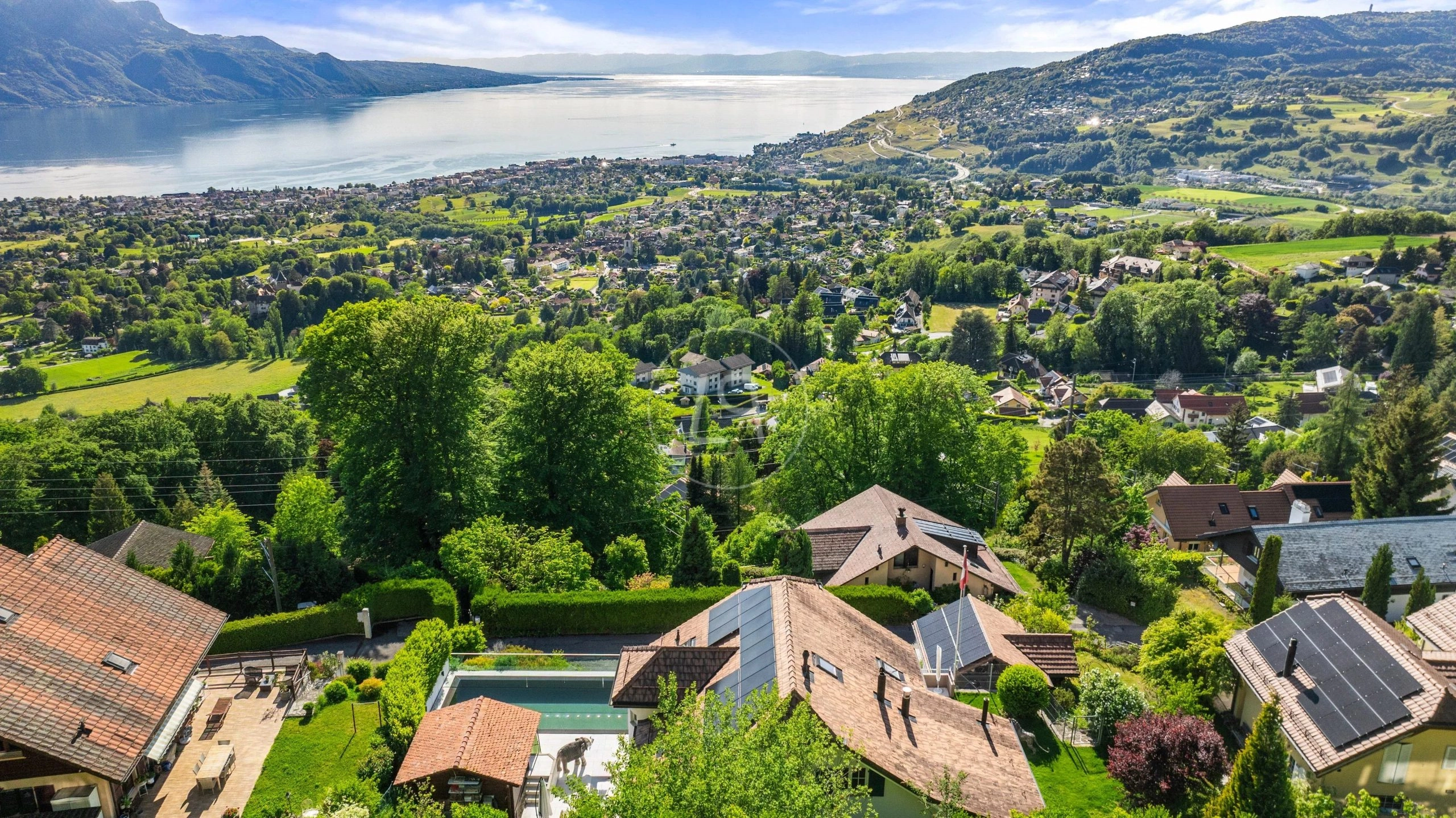 Panoramablick über See und Berglandschaft