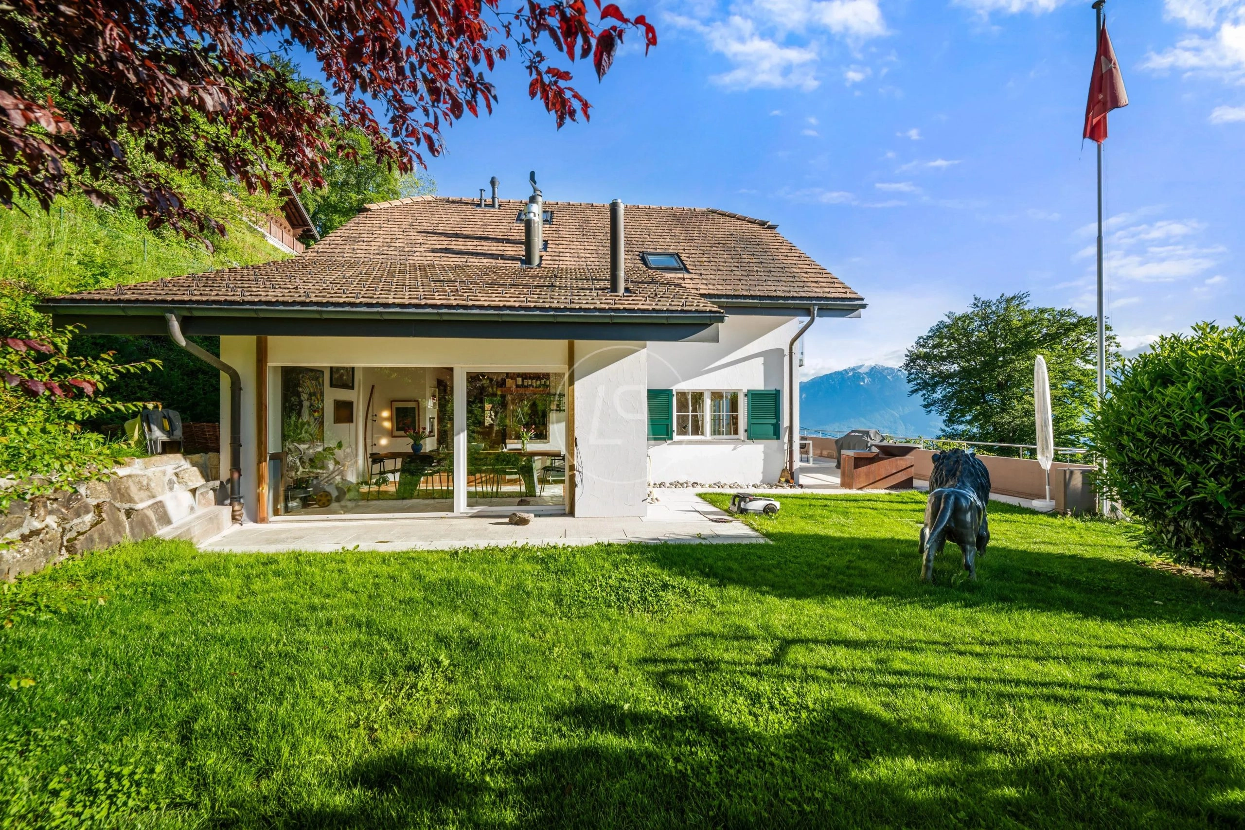 Haus mit Garten und Bergblick