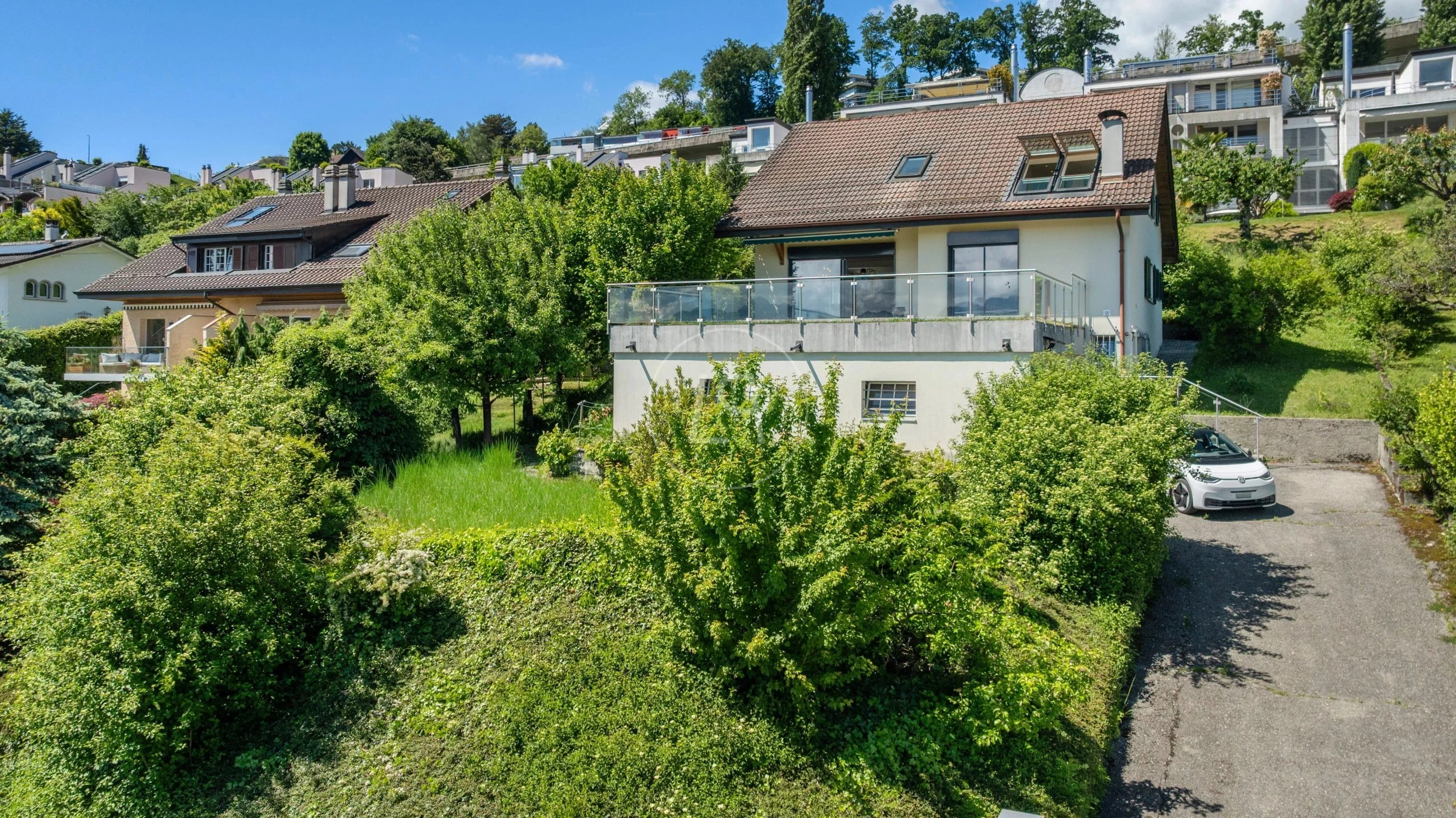 Wohnhaus in grüner Hanglage