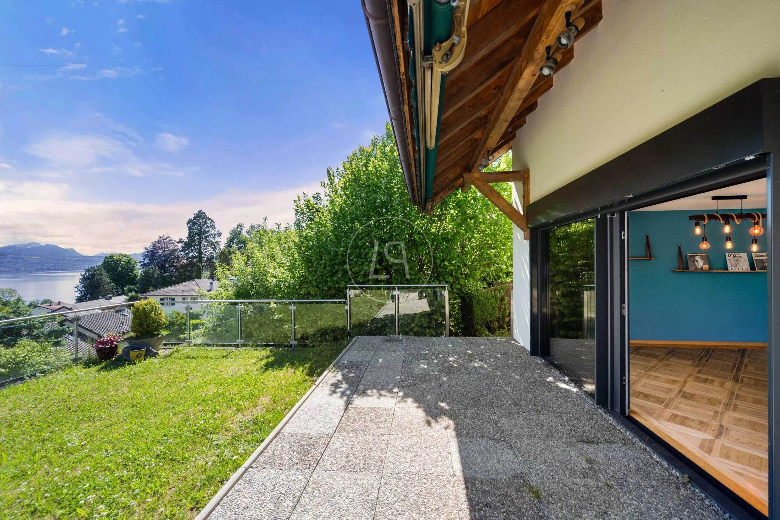 Balkon mit Seeblick und Zugang zum Innenraum