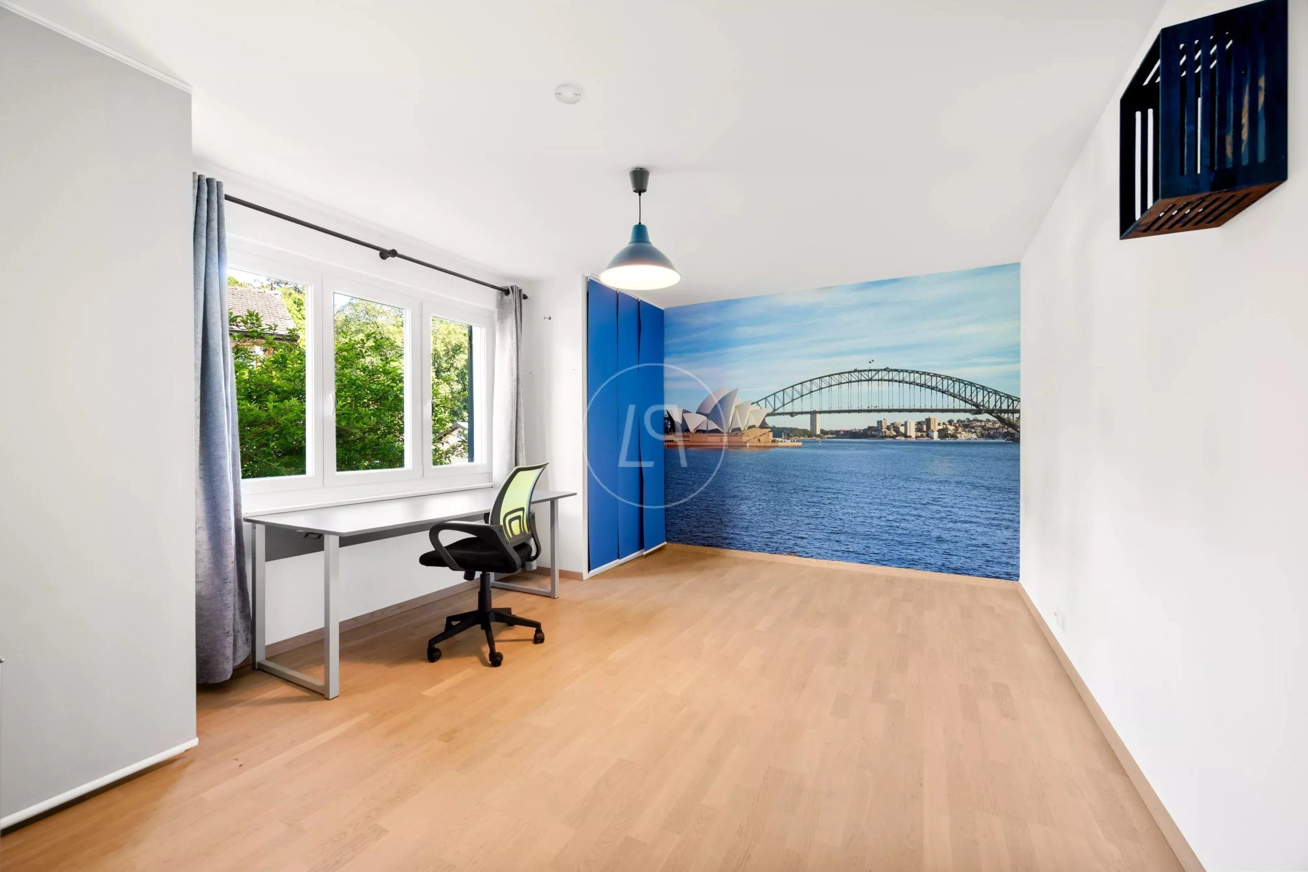Hell möbliertes Arbeitszimmer