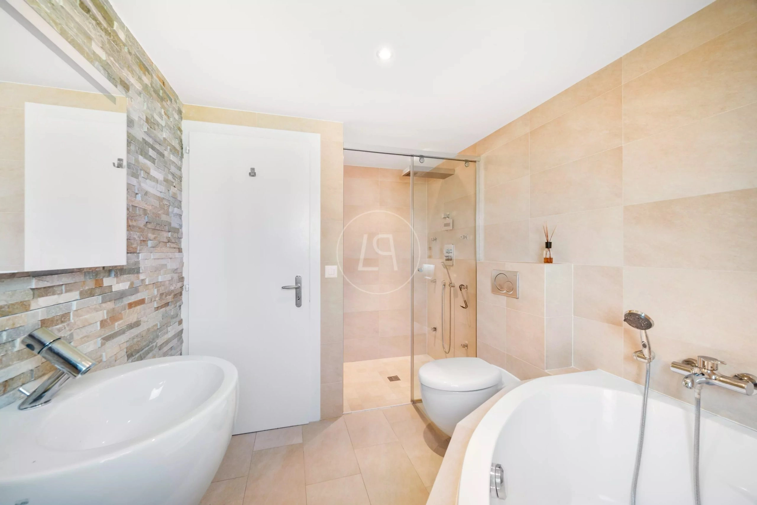 Modernes Badezimmer mit Wanne und Glasdusche