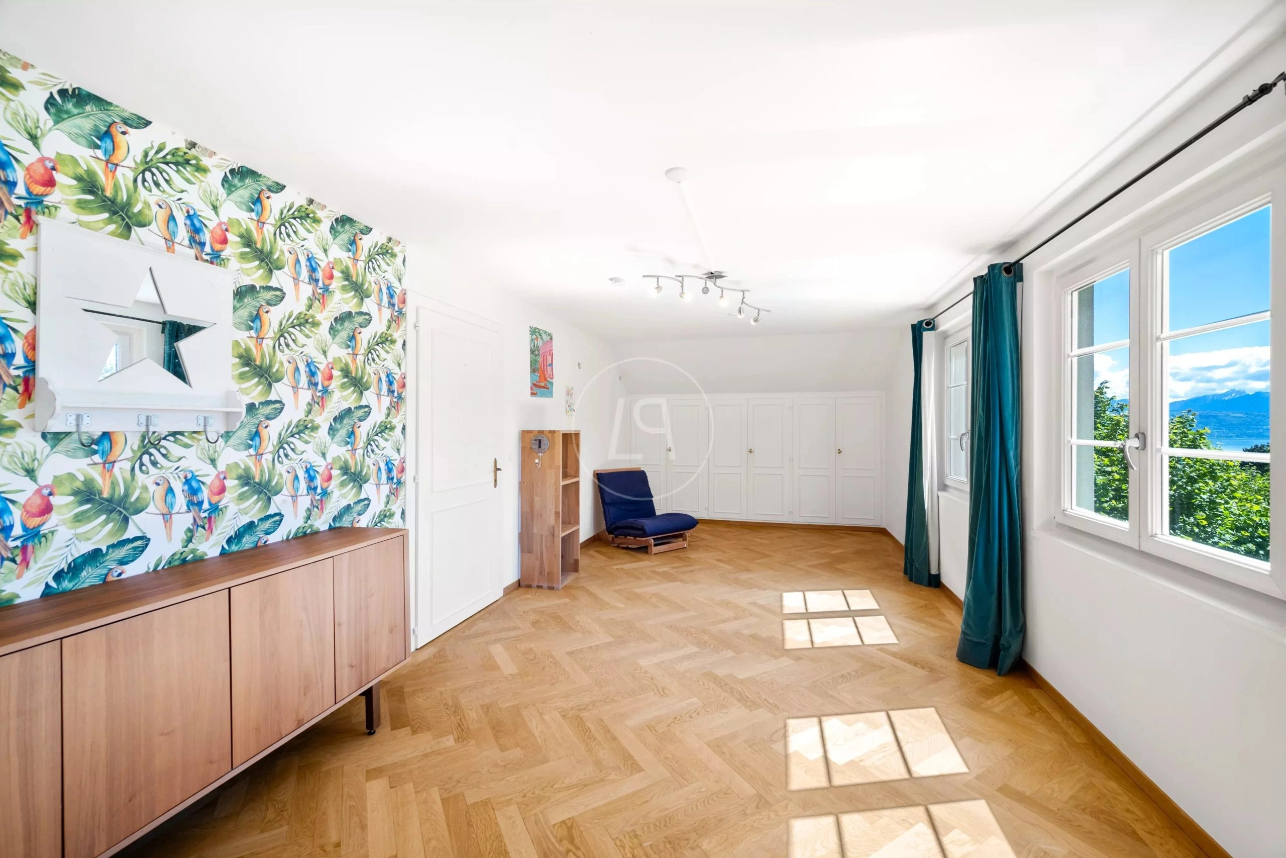 Heller Wohnraum mit tropischer Akzentwand