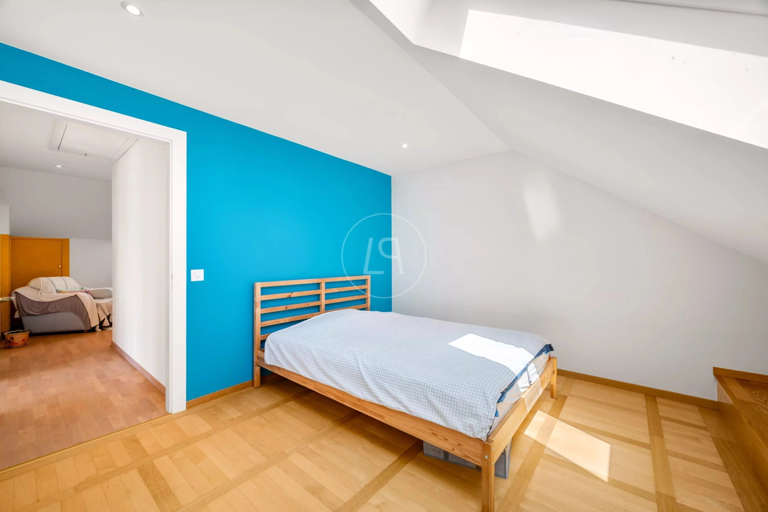 Helles Schlafzimmer unter der Dachschräge