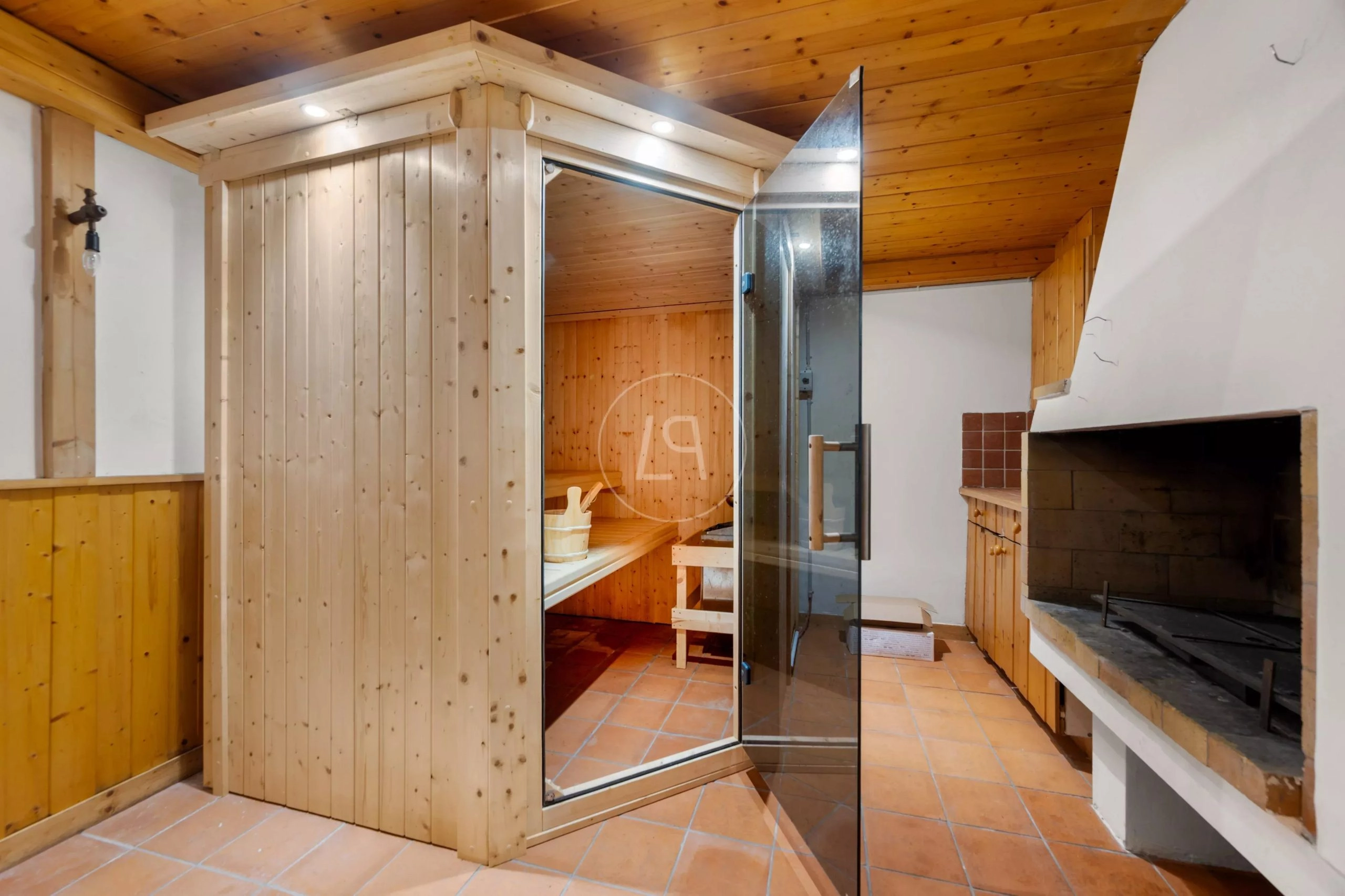 Saunaraum mit Kamin