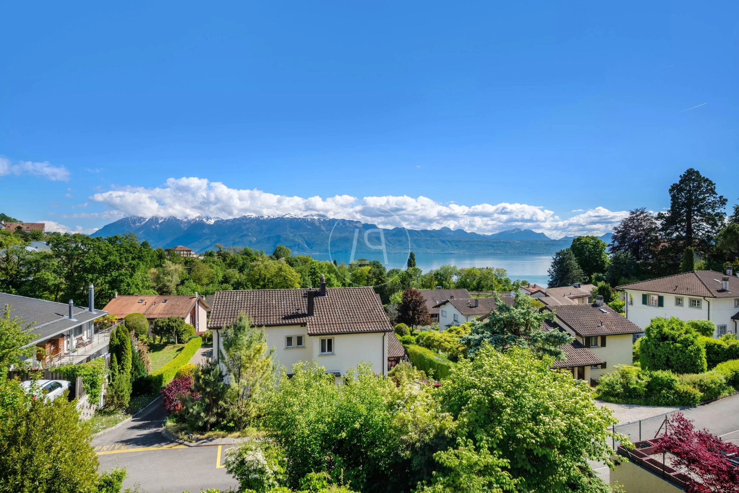 See- und Bergblick über Wohngebiet