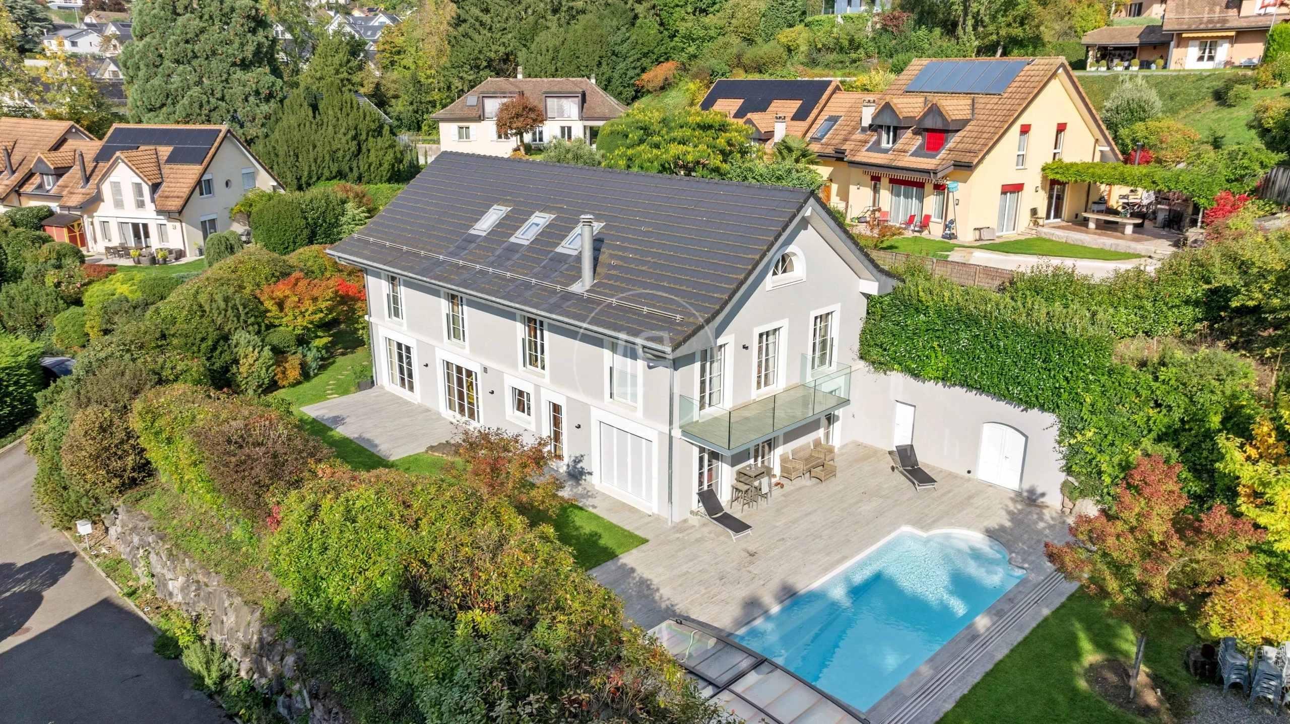 Luftaufnahme eines Hauses mit Pool und Garten