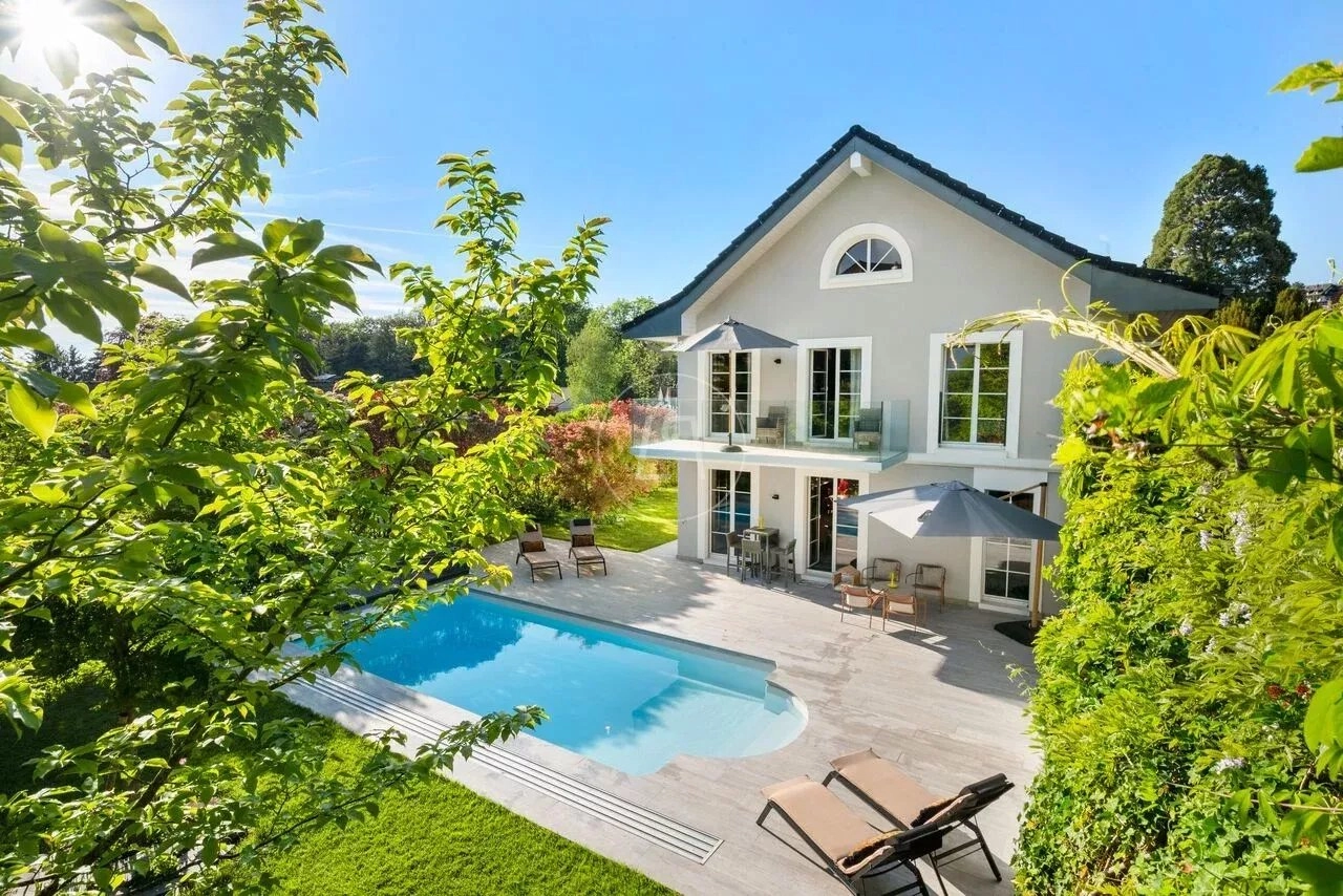 Moderne Villa mit Pool und Garten
