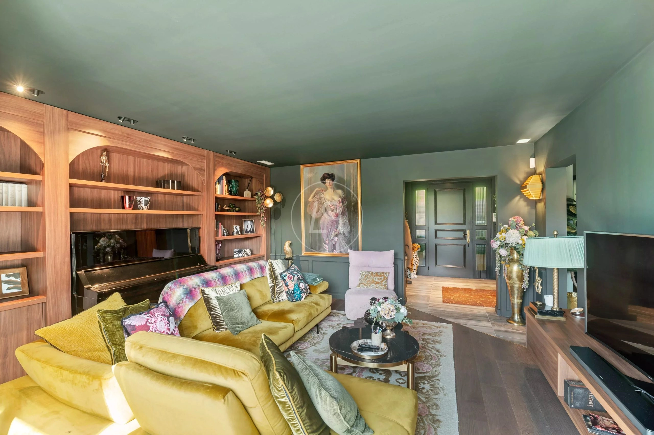Elegantes Wohnzimmer mit Klavier und Bibliothekswand
