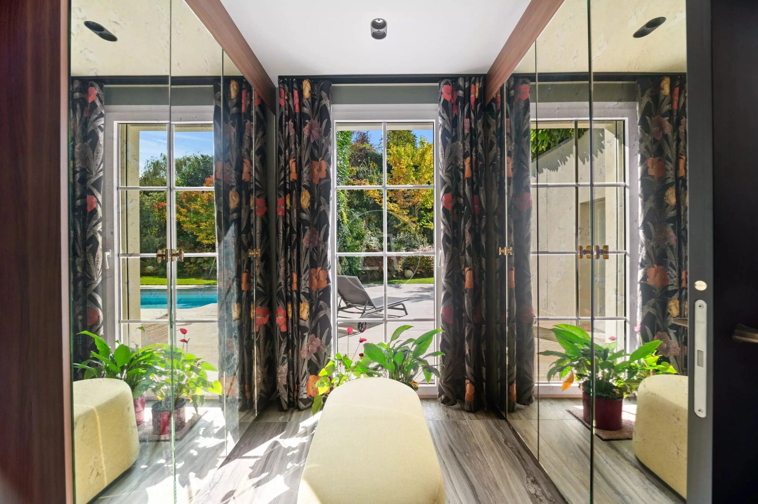 Heller Raum mit Blick auf Garten und Pool