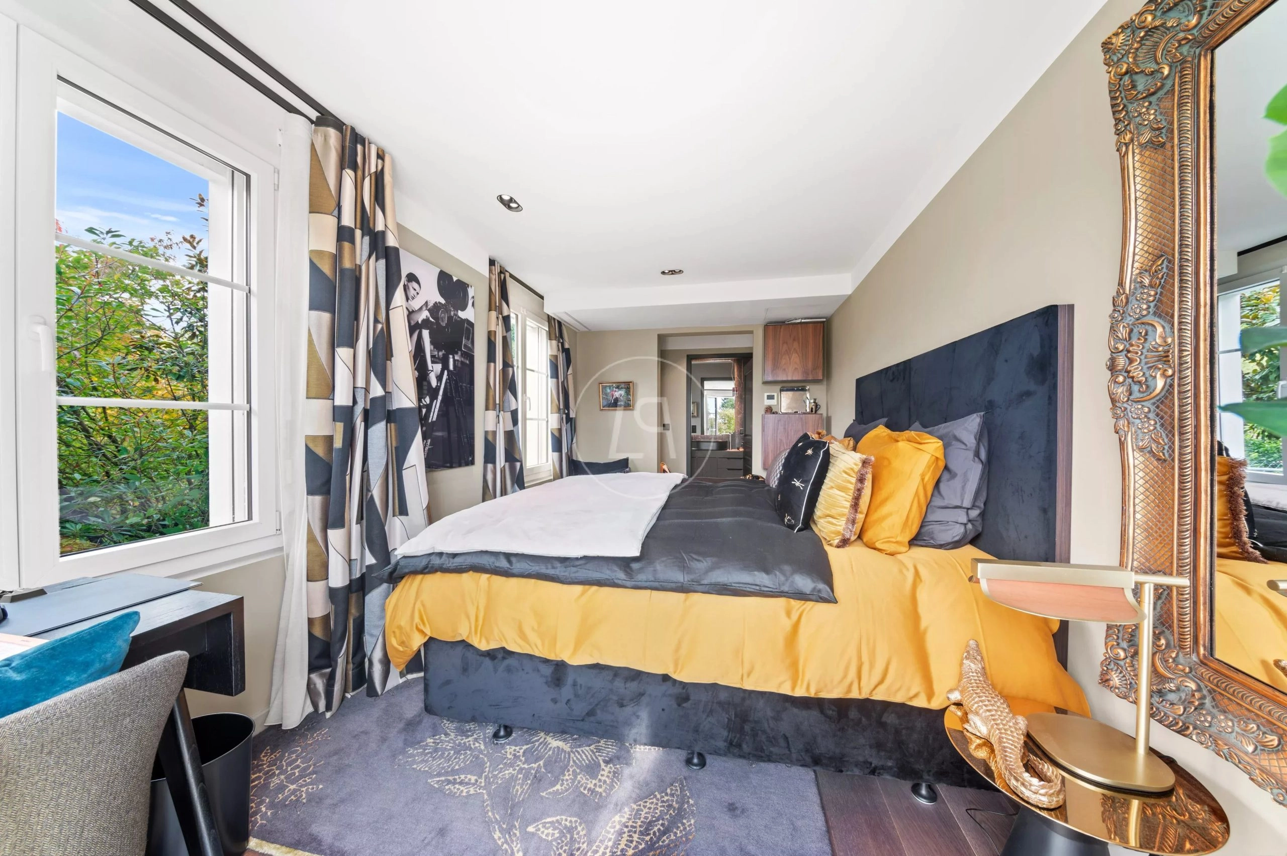 Schlafzimmer mit farbigem Bett und Spiegel