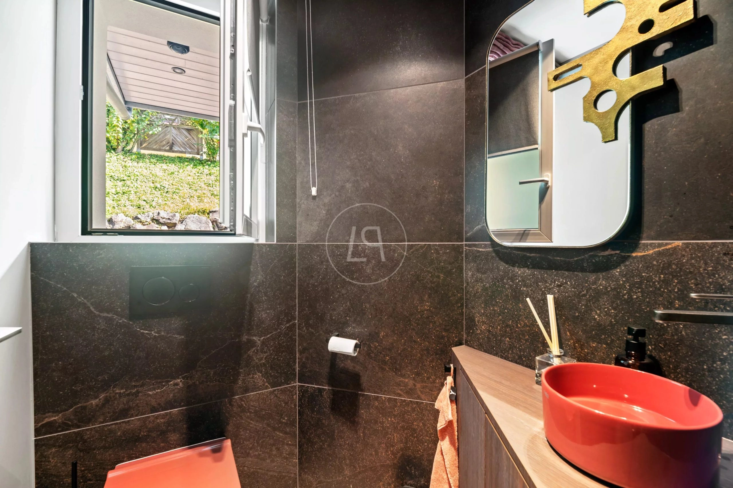 Modernes Gäste-WC mit dunkler Natursteinoptik