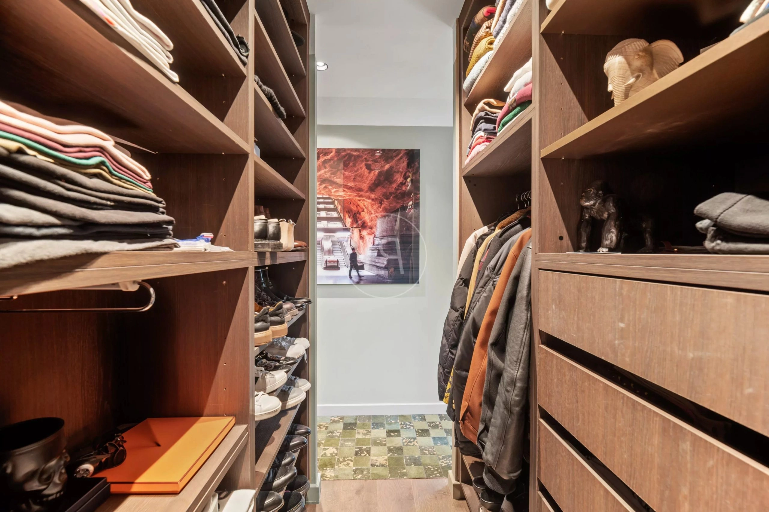 Begehbarer Kleiderschrank mit Holzregalen