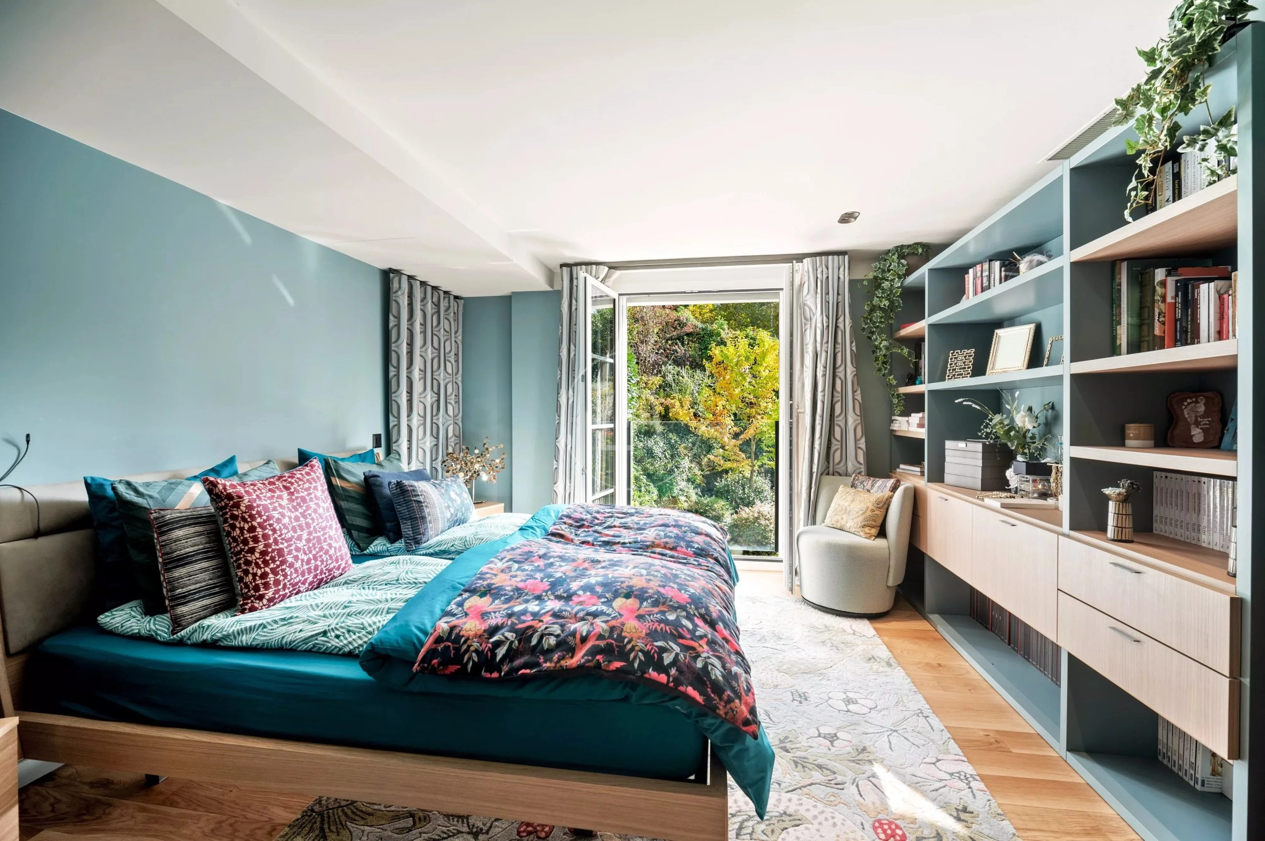 Helles Schlafzimmer mit Gartenblick