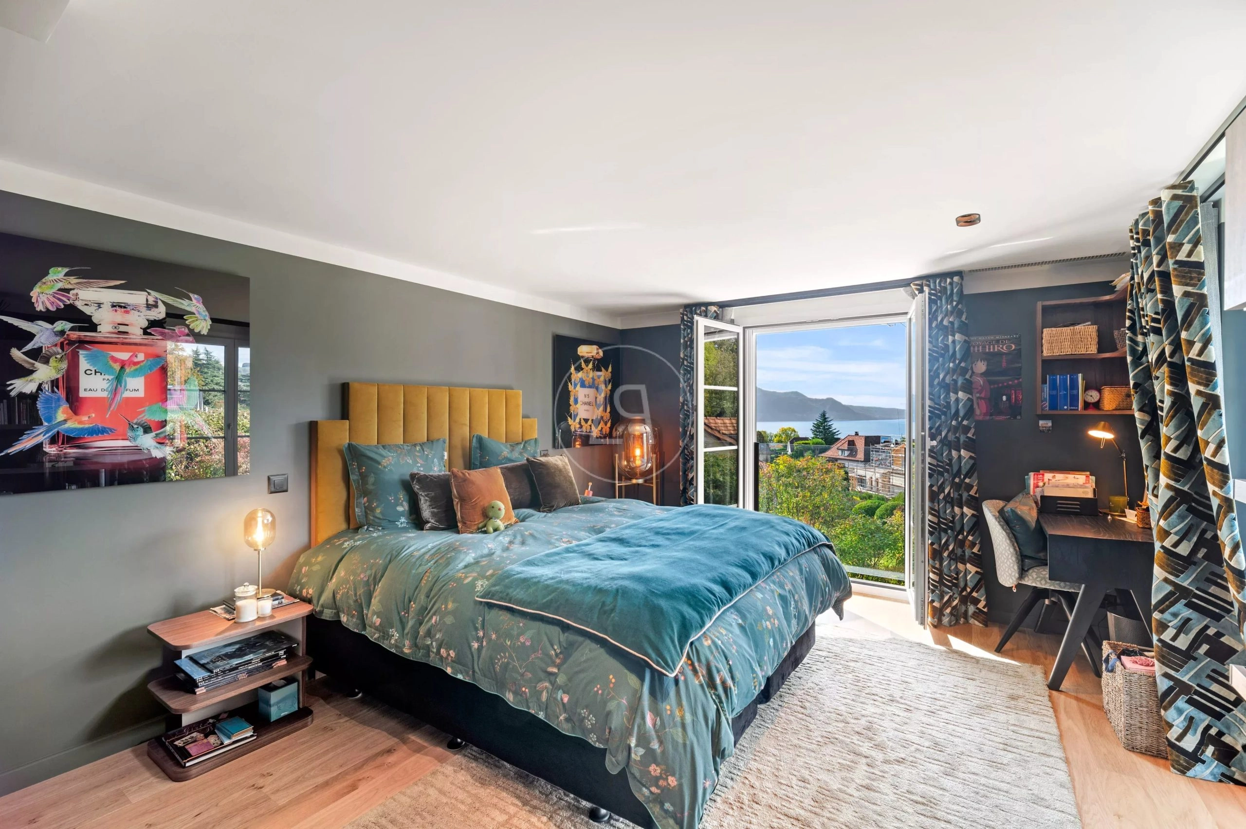 Stilvolles Schlafzimmer mit Seeblick