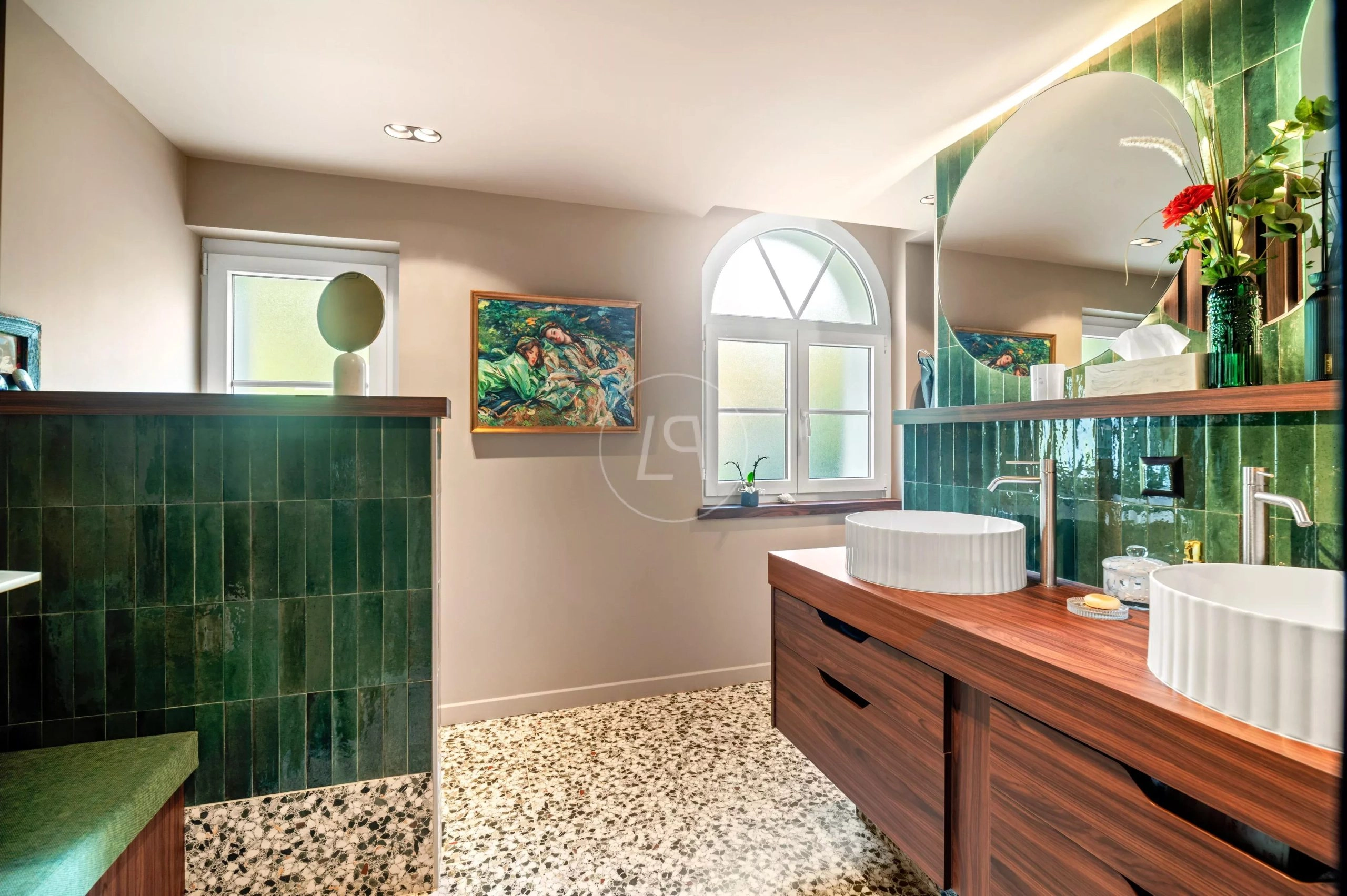 Elegantes Badezimmer mit grünem Fliesenakzent