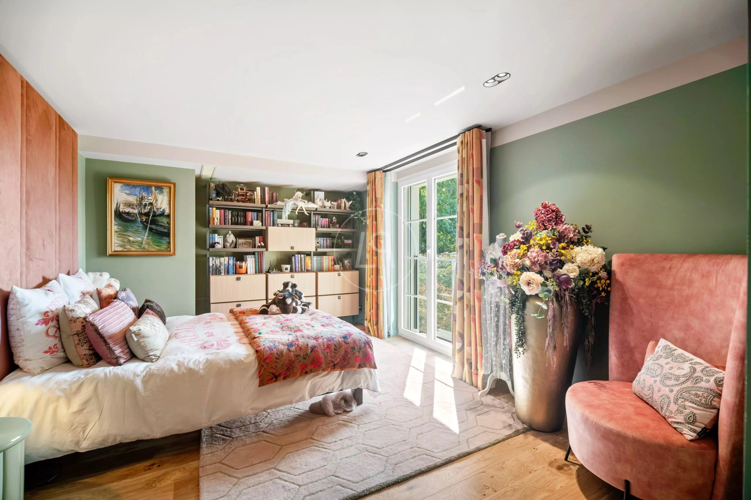 Farbig gestaltetes Schlafzimmer mit Leseecke