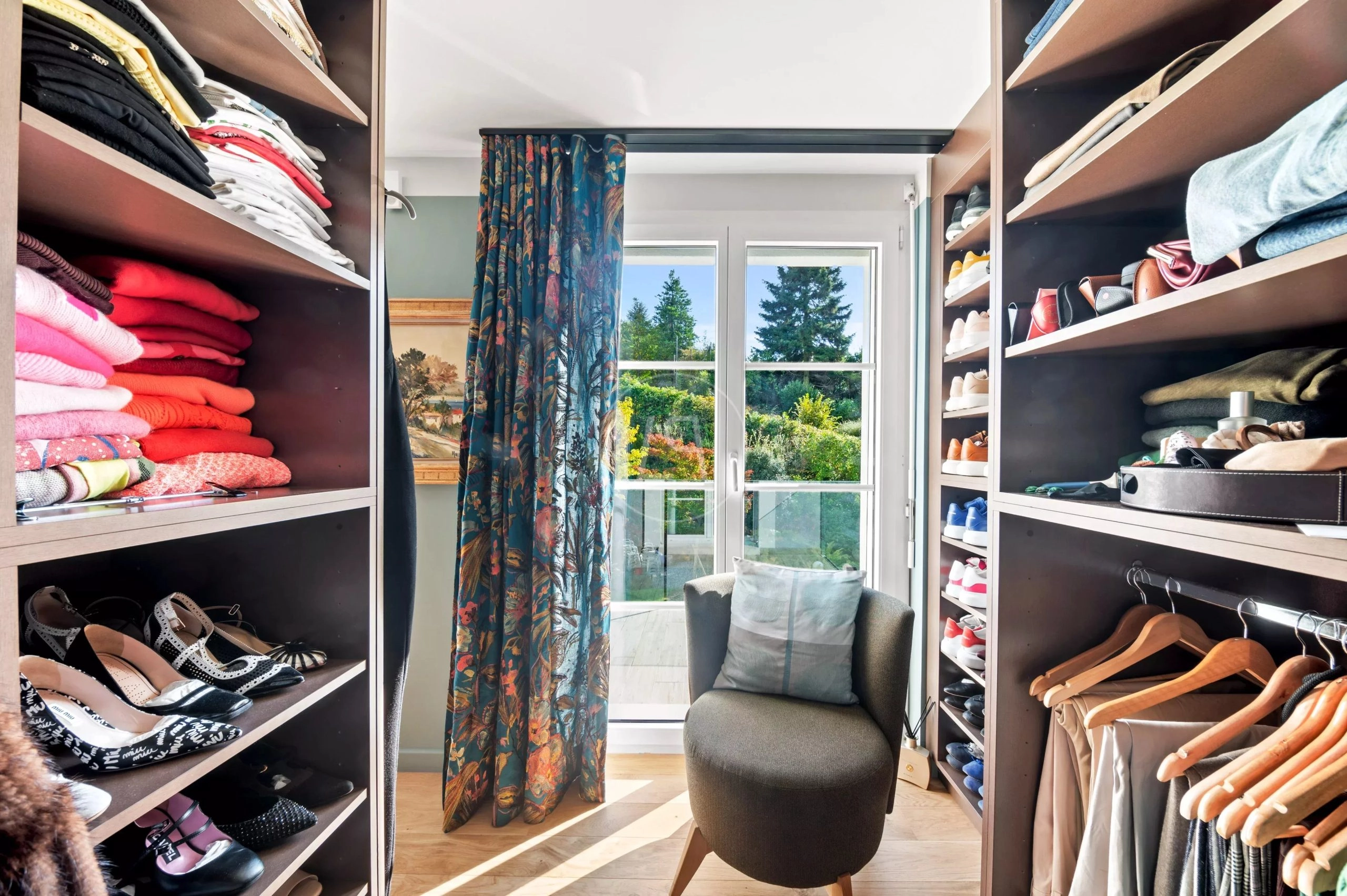 Begehbarer Kleiderschrank mit Sitzgelegenheit