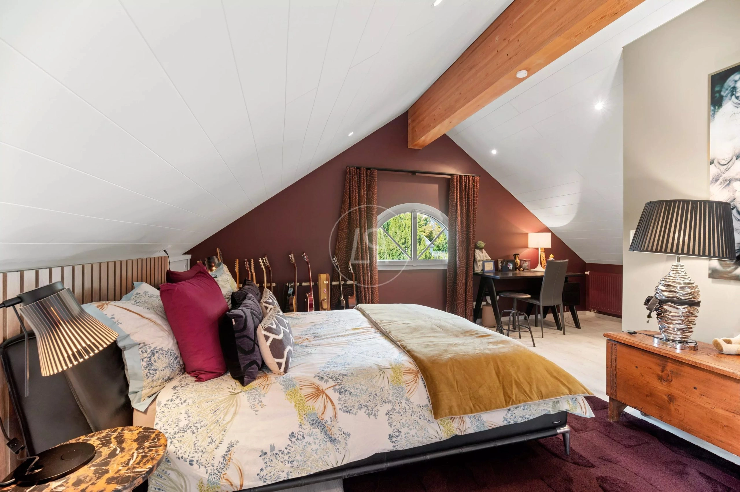 Dachgeschoss-Schlafzimmer mit Arbeitsbereich