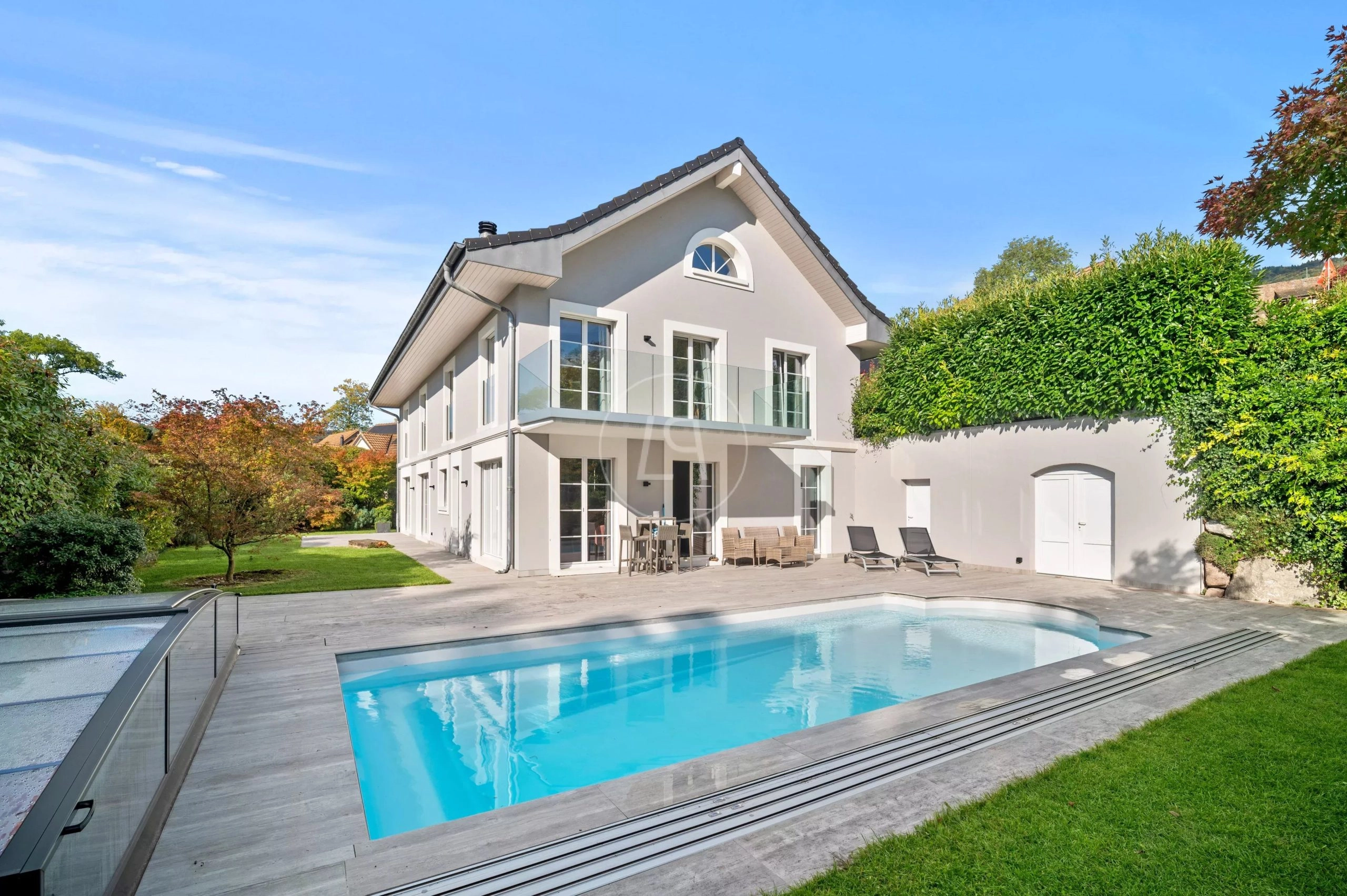 Modernes Einfamilienhaus mit Pool und Garten