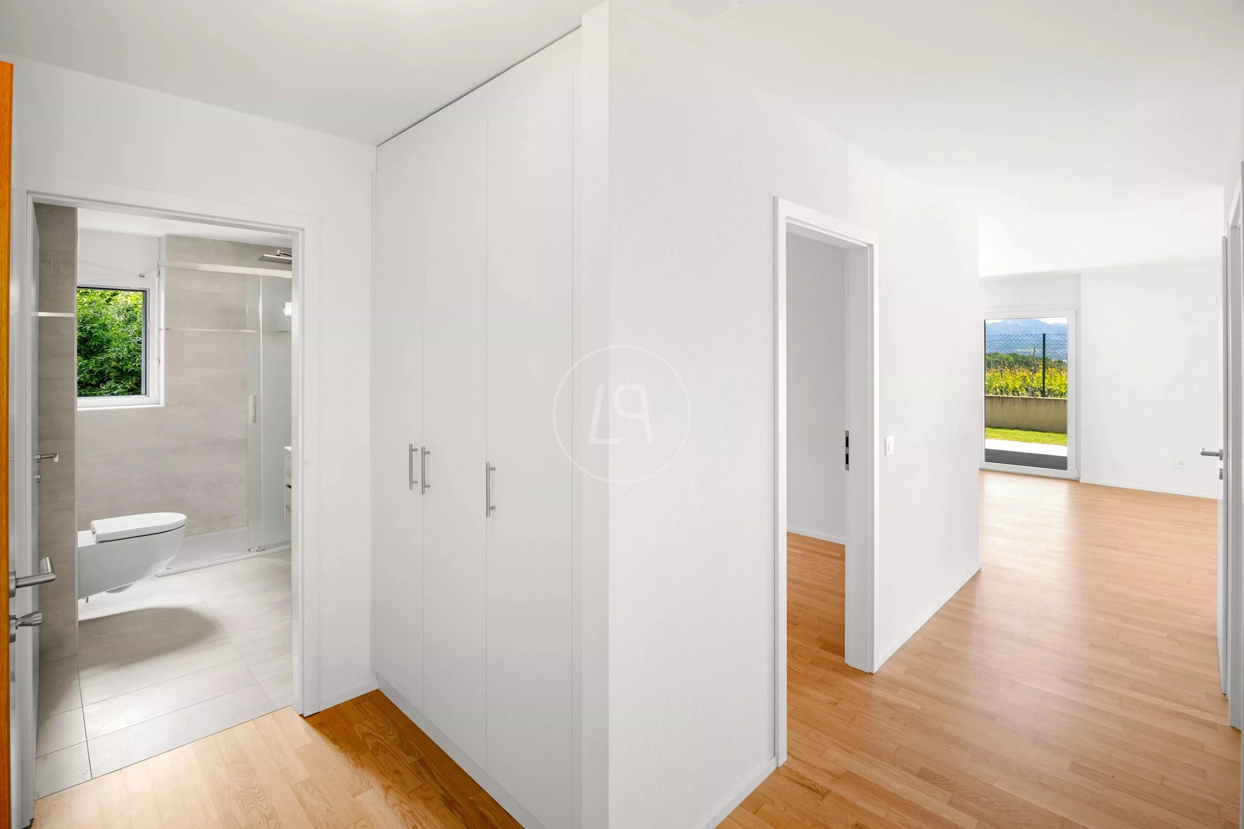 Heller Flur mit Bad und Wohnraum