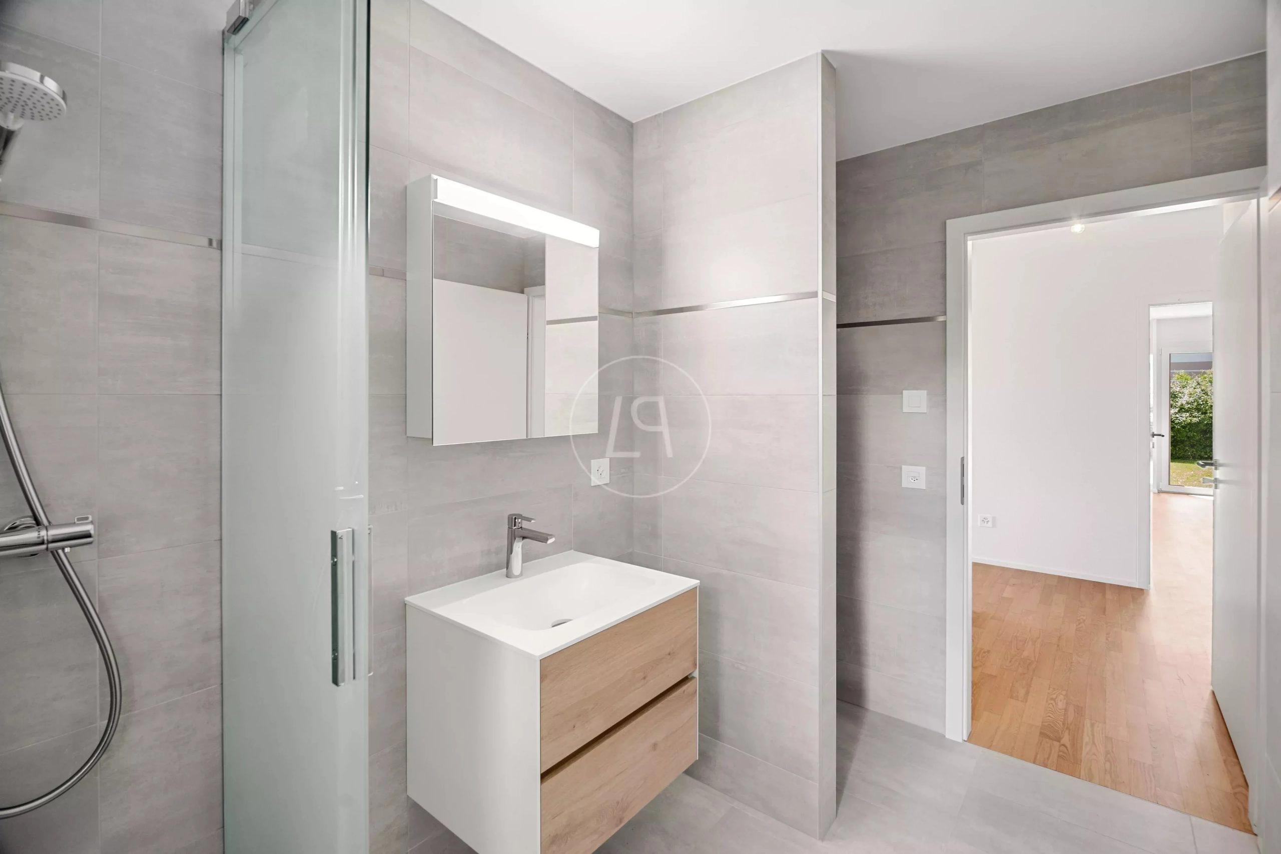 Modernes Badezimmer mit begehbarer Dusche und Waschtisch